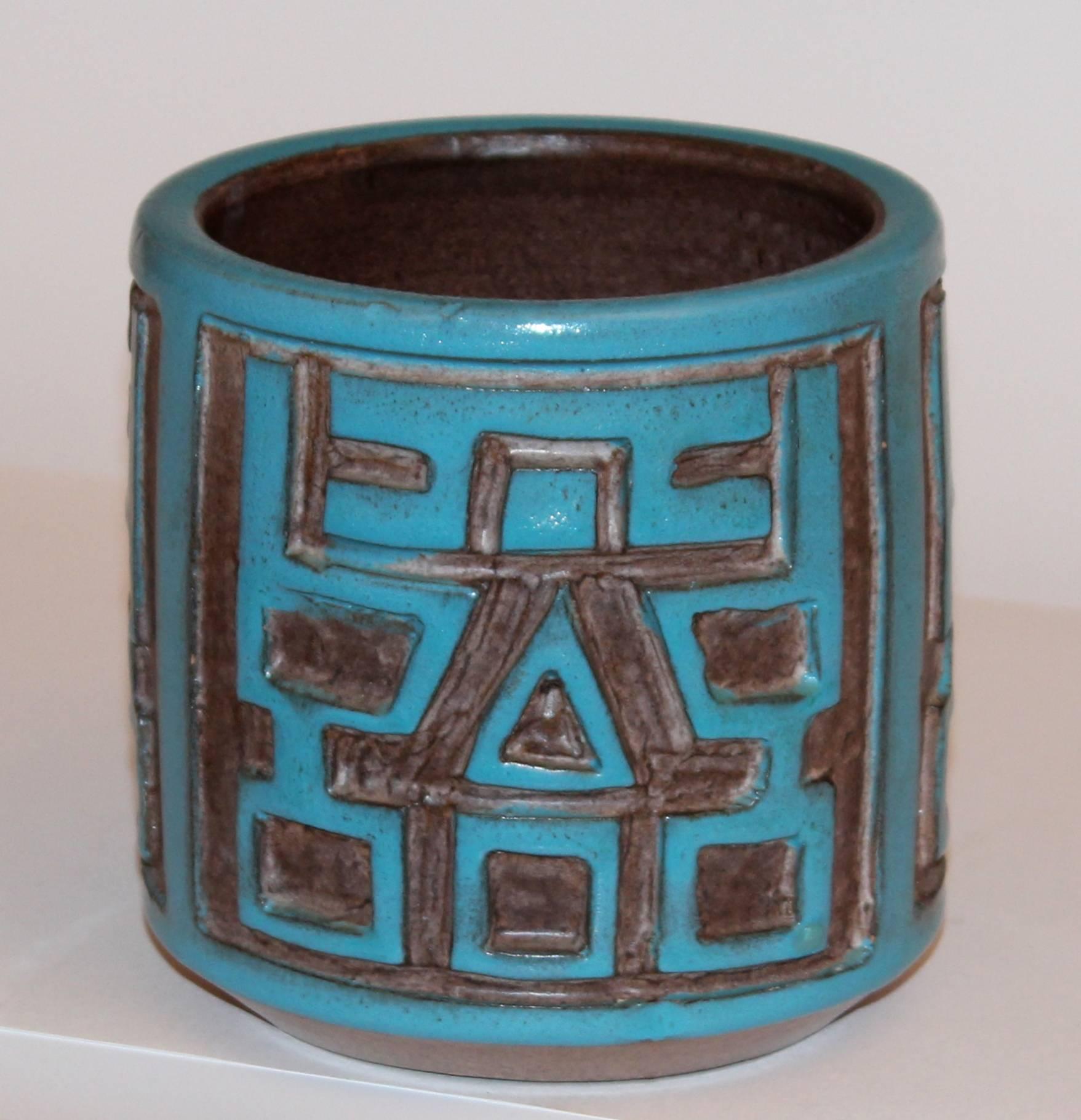 Vintage Bitossi Italian art pottery brush pot or vase with deeply carved Aztec style abstract design, circa 1960s. Measures: 5 1/8