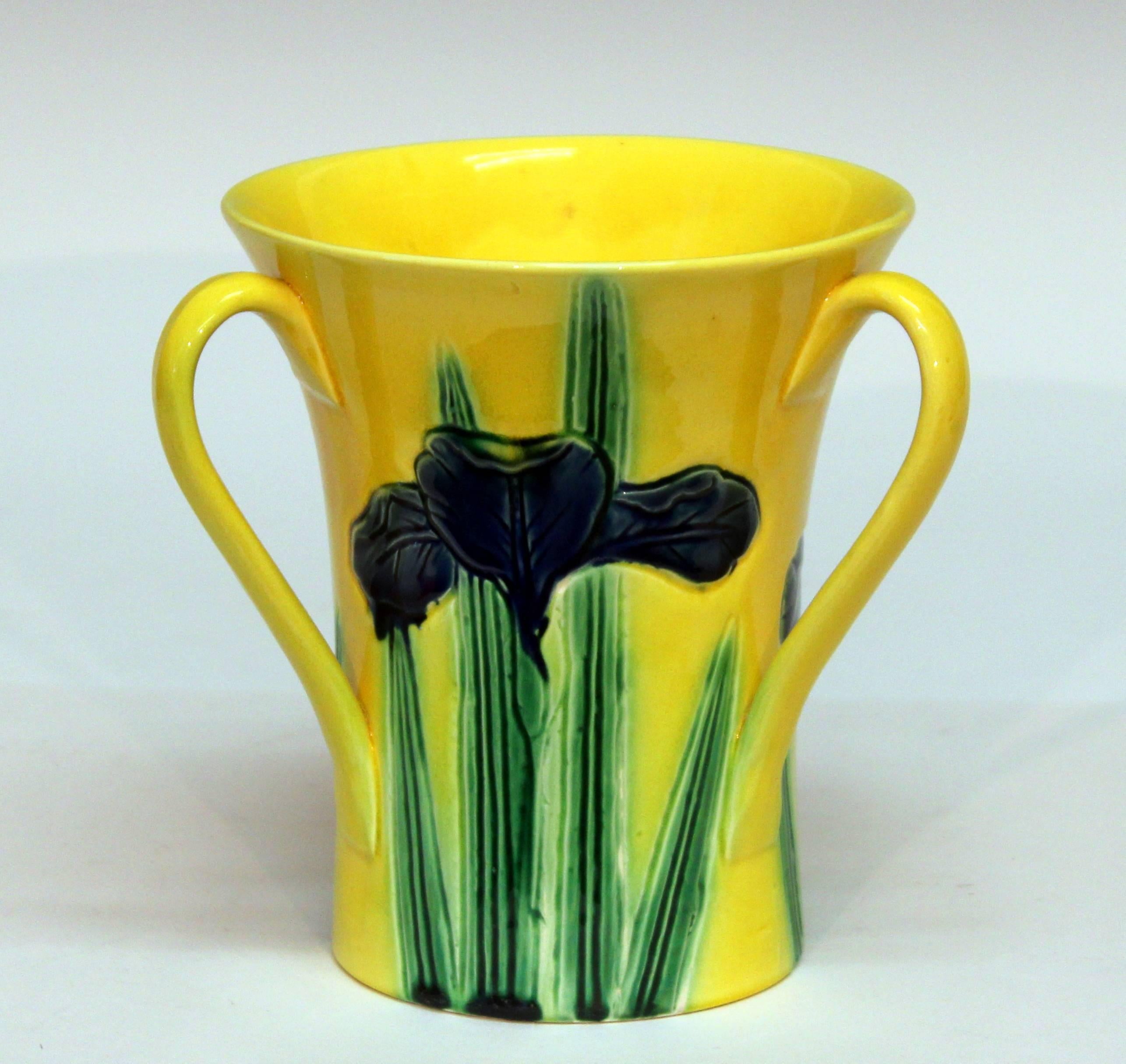 Art nouveau Vase de coupe ancien en poterie Awaji Incised Iris Friendship en vente