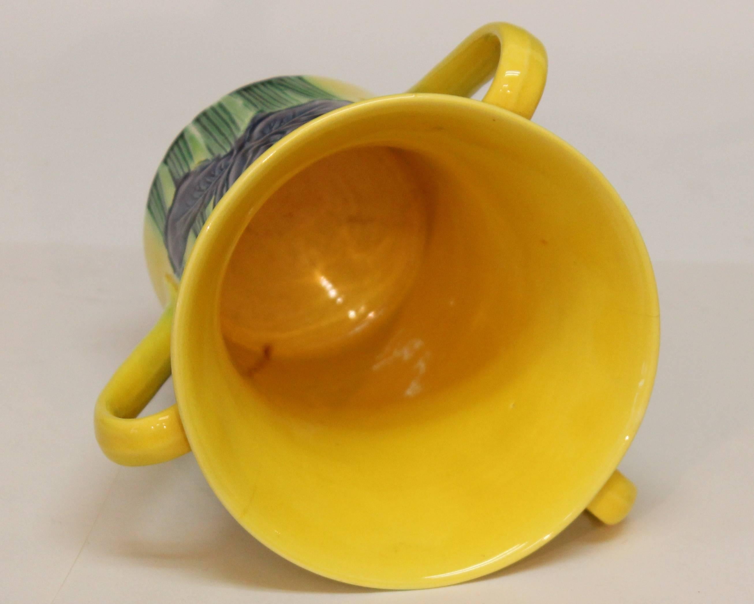 Début du 20ème siècle Vase de coupe ancien en poterie Awaji Incised Iris Friendship en vente
