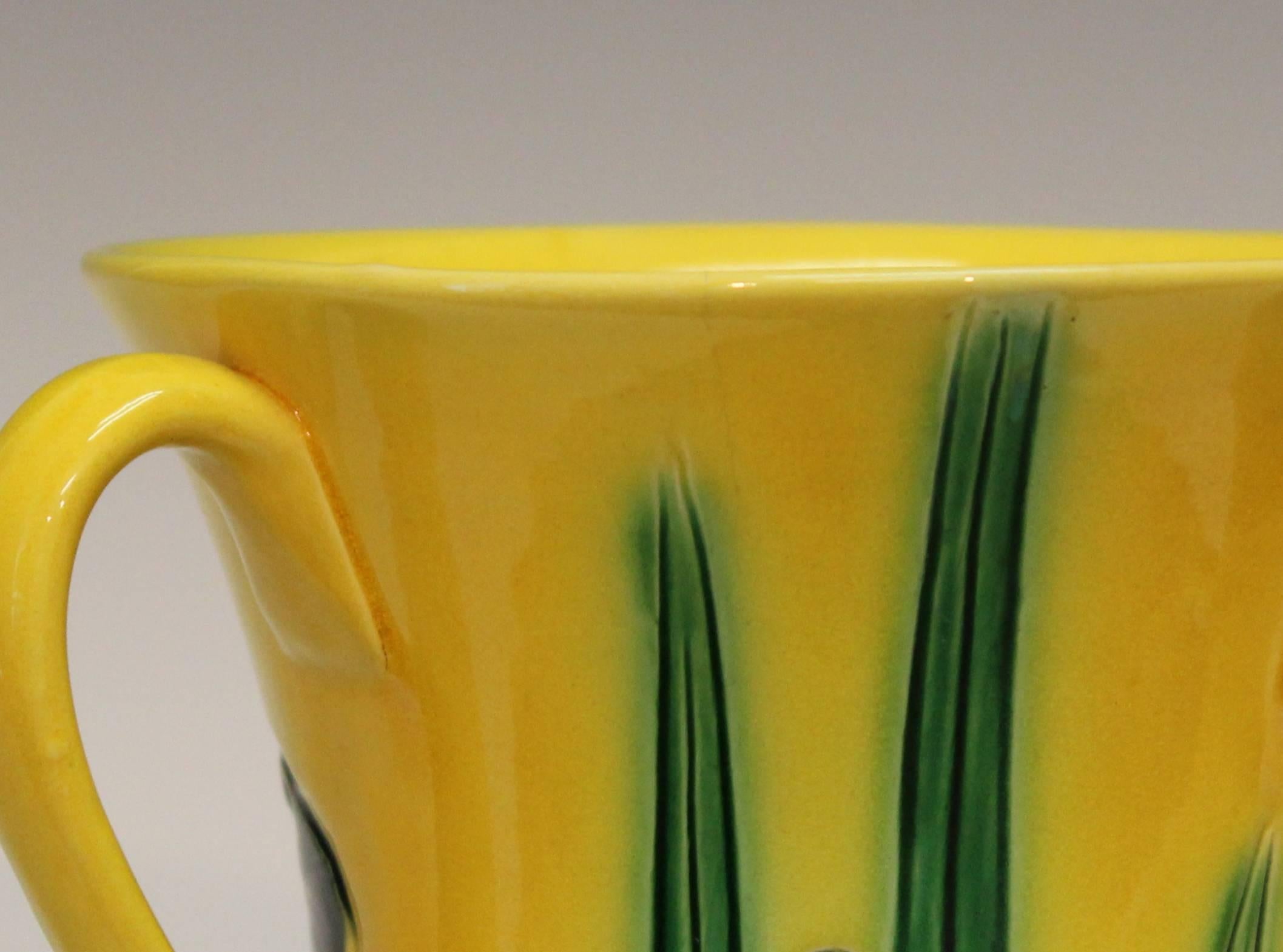 Poteries Vase de coupe ancien en poterie Awaji Incised Iris Friendship en vente