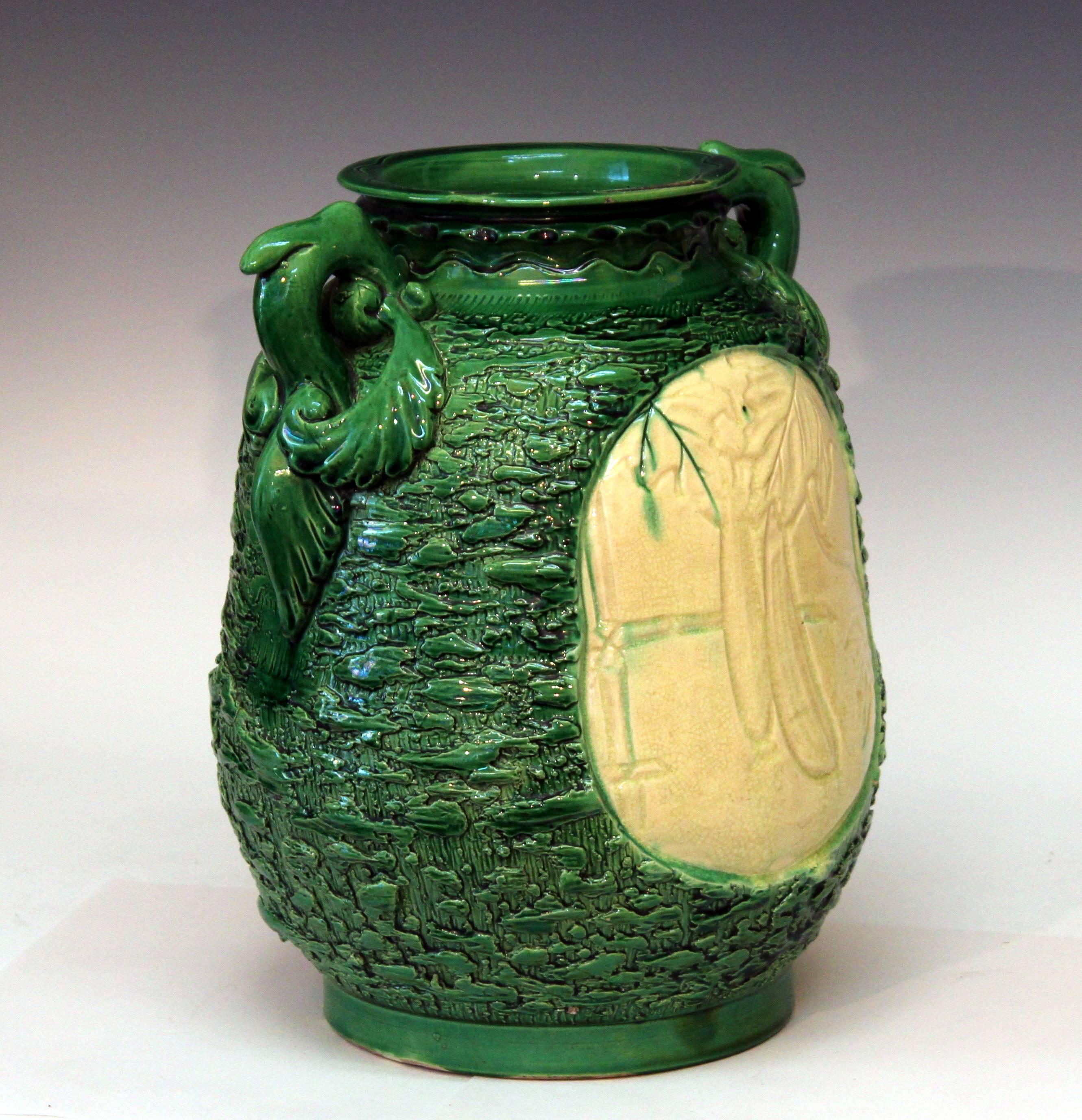 Art nouveau Awaji Pottery - Grand vase inhabituel en forme de grenouille sculpté en vente