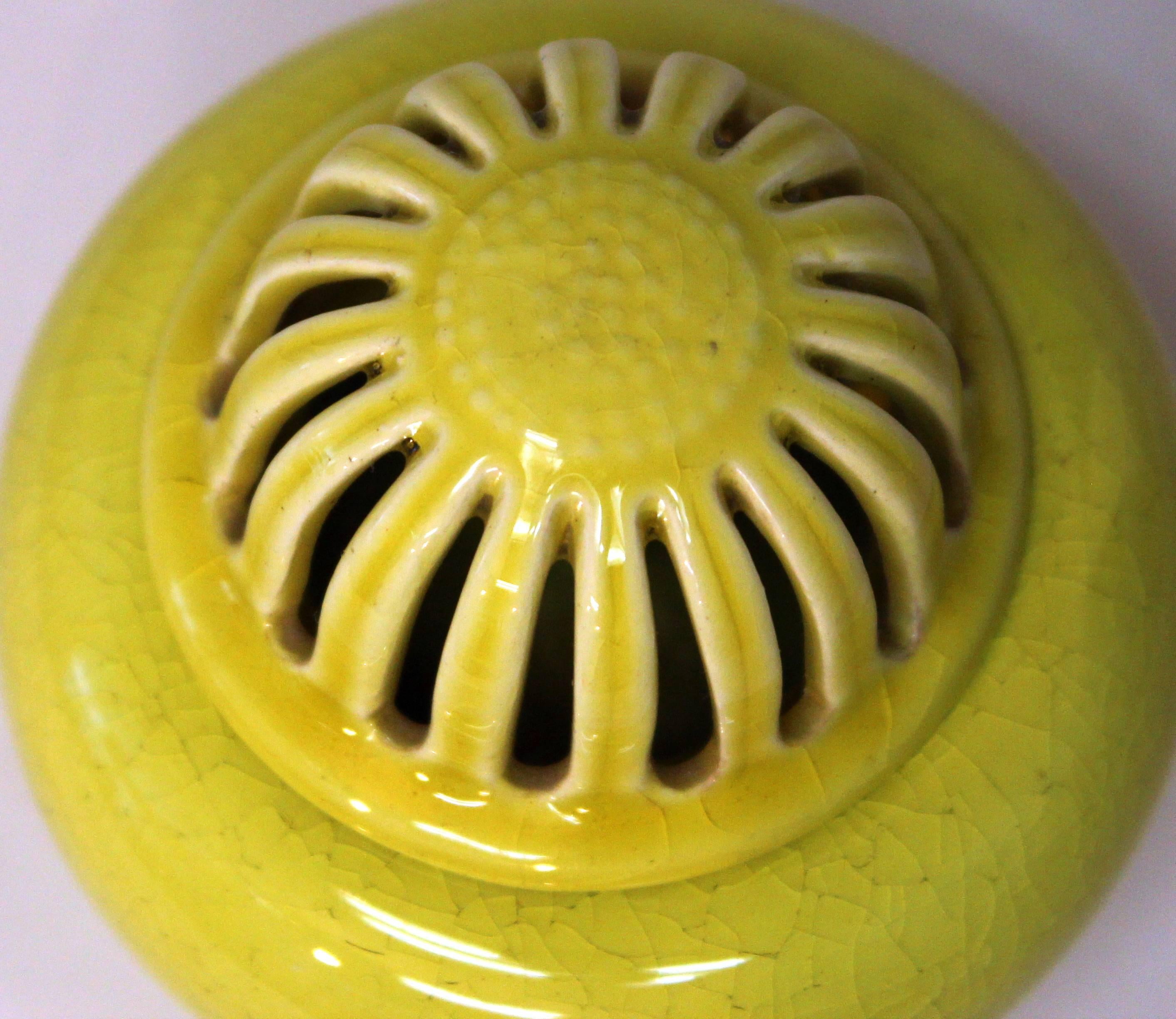 Japanese Kyoto Pottery Censor Incense Burner Atomic Yellow Crackle Glaze In Excellent Condition In Wilton, CT