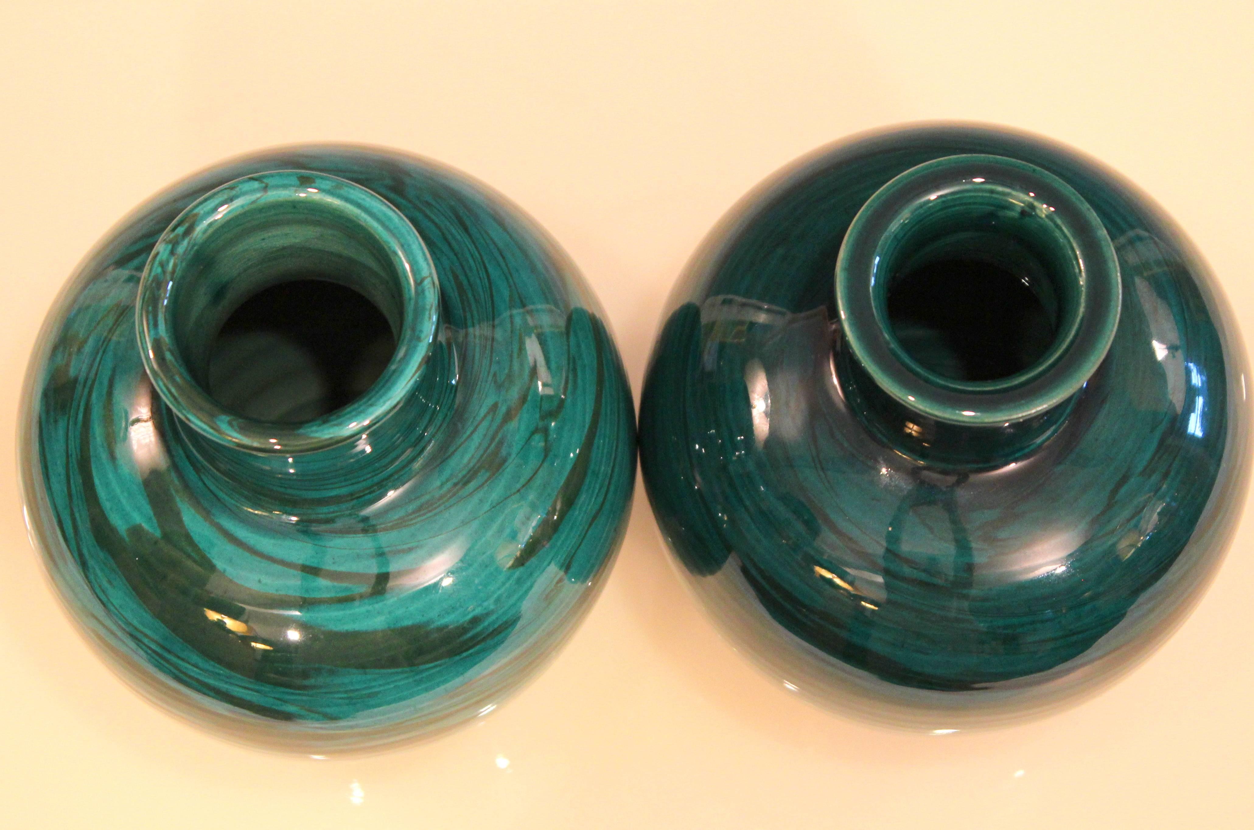 Bitossi MCM Raymor Vintage Italian Pottery Marbled Green Marbleized Vases, Pair In Excellent Condition For Sale In Wilton, CT