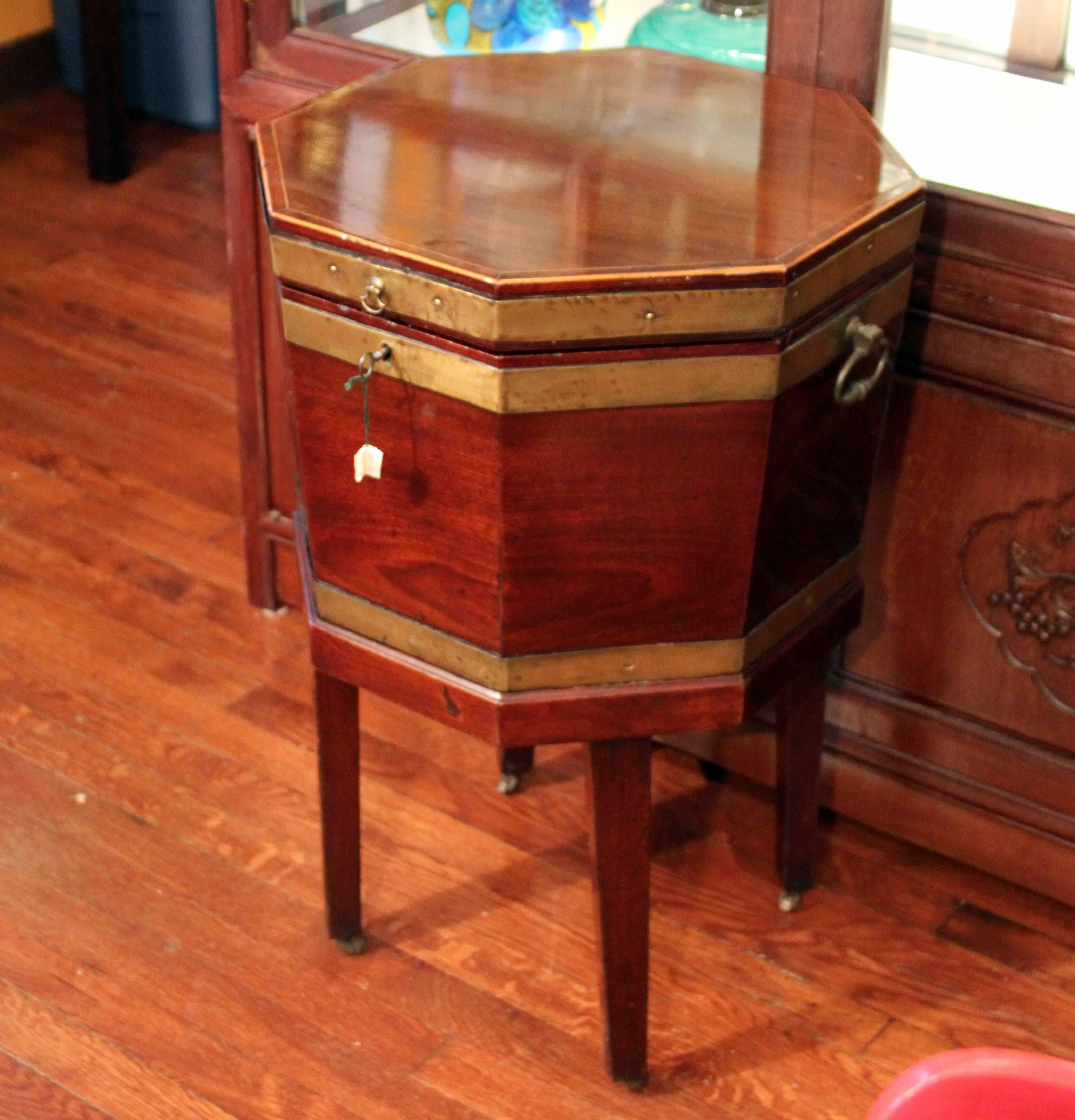 Antique English mahogany George III octagonal cellarette, circa late 18th century. With brass hardware, original key, and inlaid banding at border. A good example of this popular cellarette, which can also be used as a side or lamp table. Measures:
