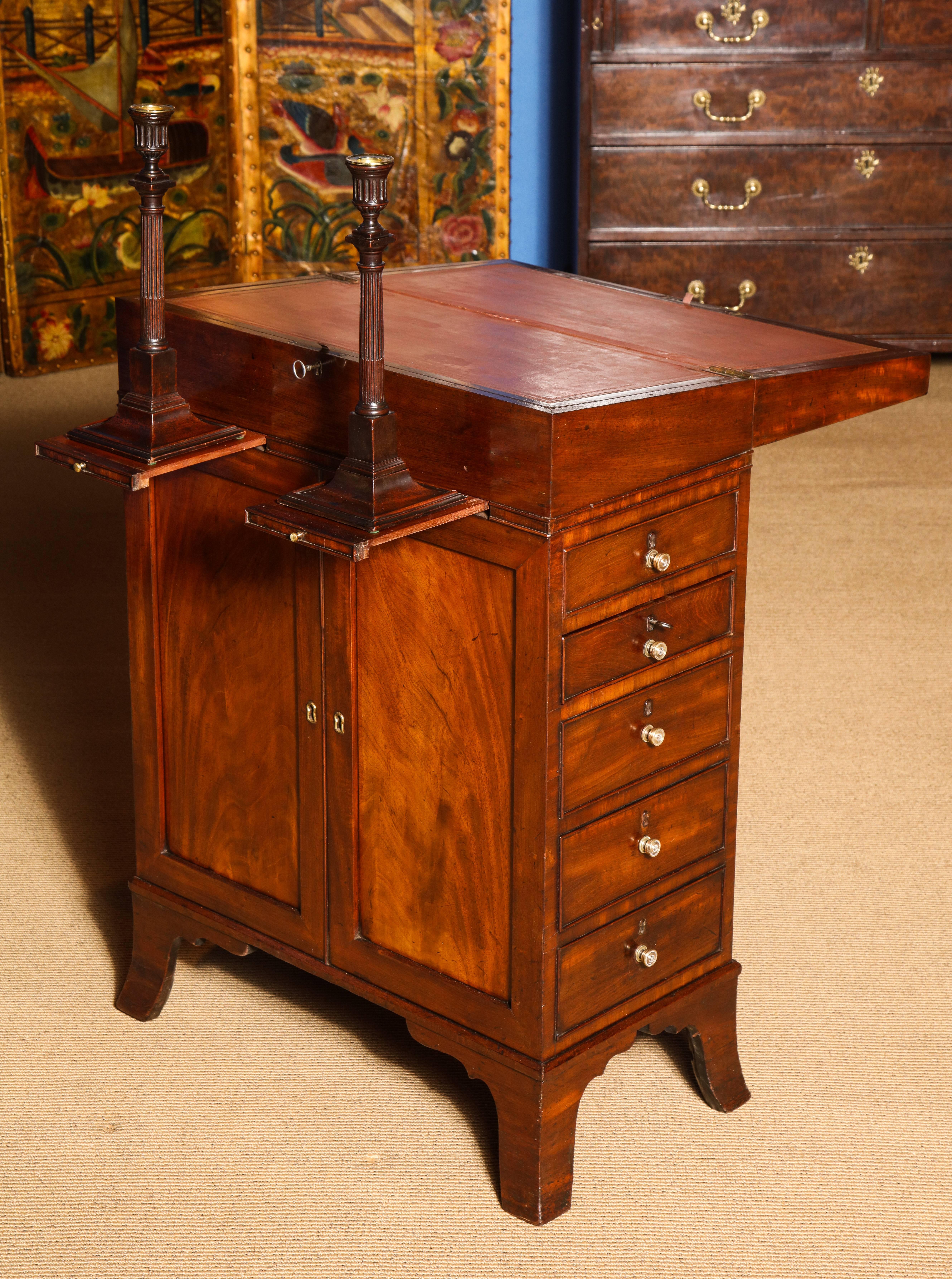 Regency Mahogany Hinger Davenport Desk with Hidden Compartments, circa 1800 In Excellent Condition For Sale In New York, NY