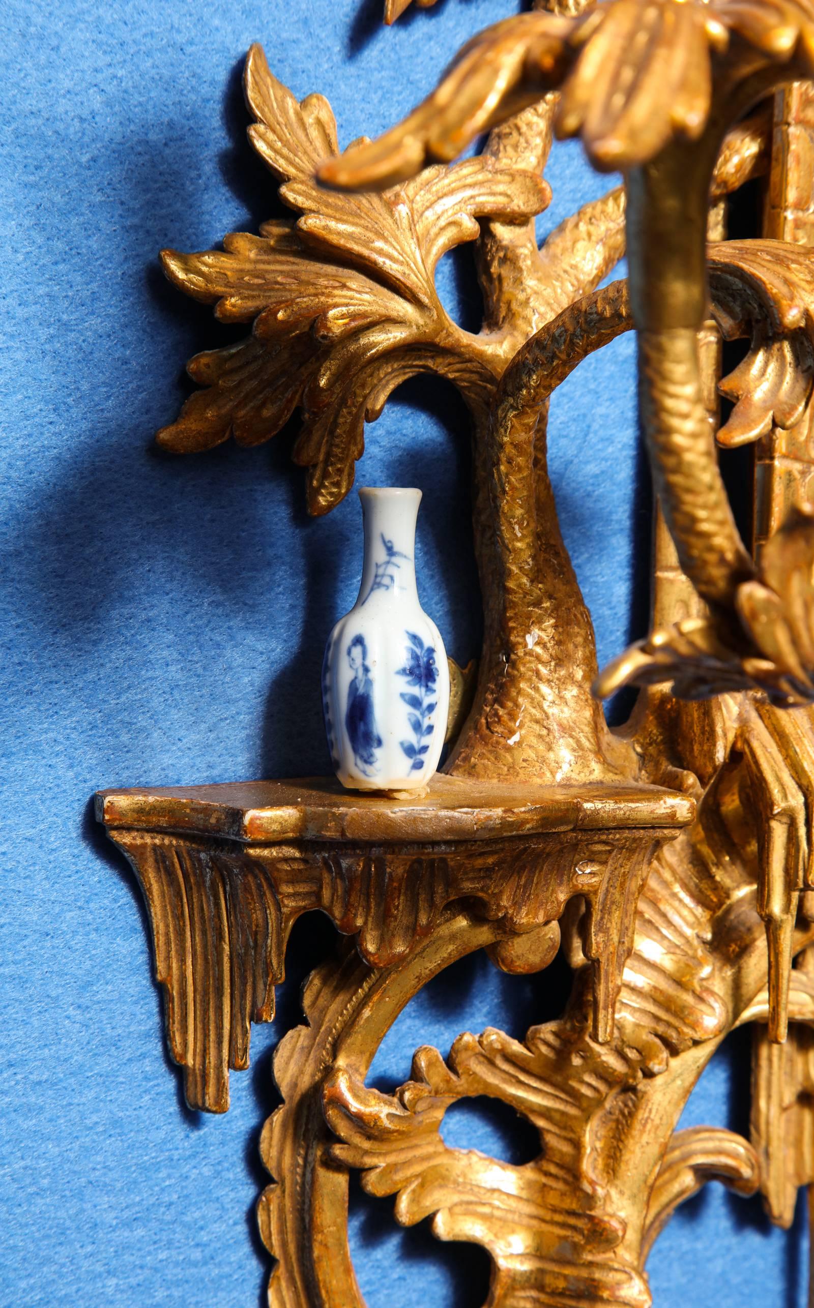 18th Century Pair of Chinese Chippendale Period Carved Giltwood Wall Lights, circa 1755 For Sale