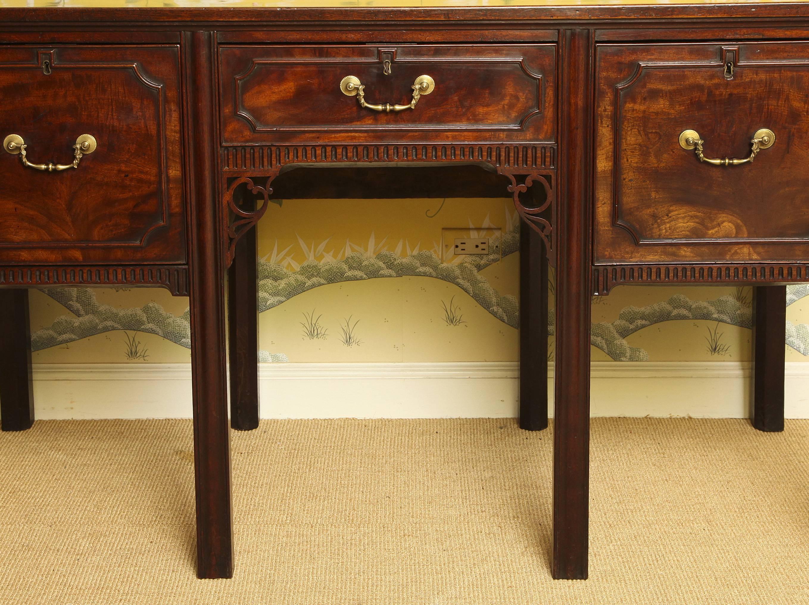 Hand-Carved Fine Chippendale Period Mahogany Sideboard/Wineboard fitted for wine, circa 1760