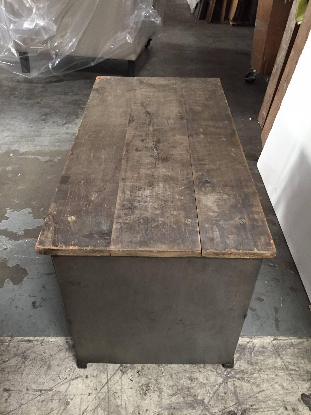 Pair of Industrial Side Tables, American, 1920s In Excellent Condition In West Hollywood, CA