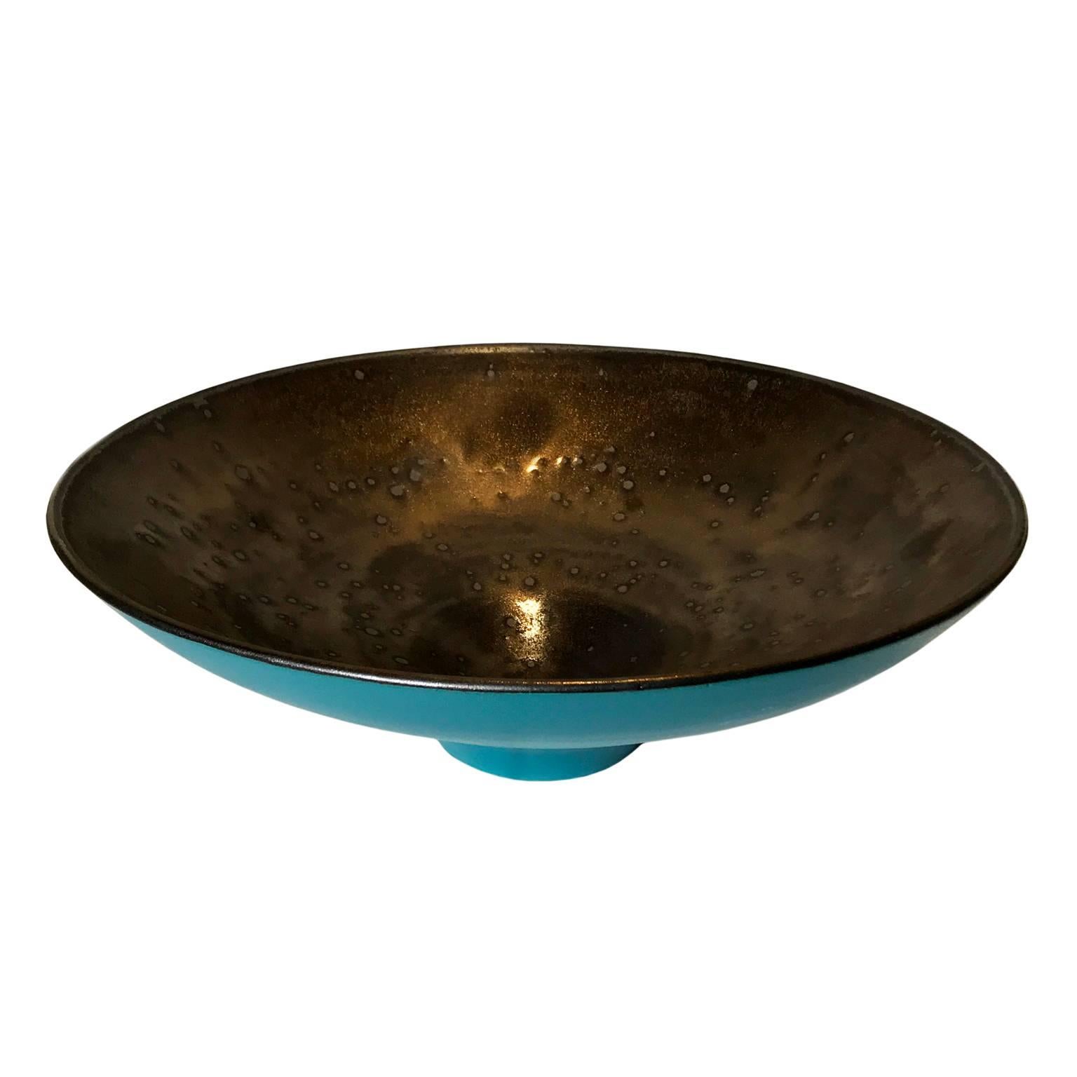 Wide matte turquoise glaze curved ceramic bowl with gold glaze interior by Sandi Fellman, USA, 2017.

Veteran photographer Sandi Fellman's ceramic vessels are an exploration of a new medium. The forms, palettes, and sensuality of her photos can be
