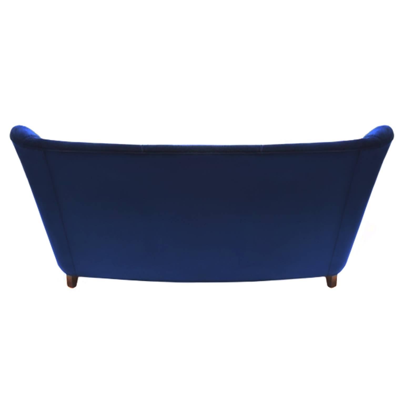 1960s Italian Sofa in Navy Blue Velvet by Paolo Buffa In Excellent Condition In New York, NY