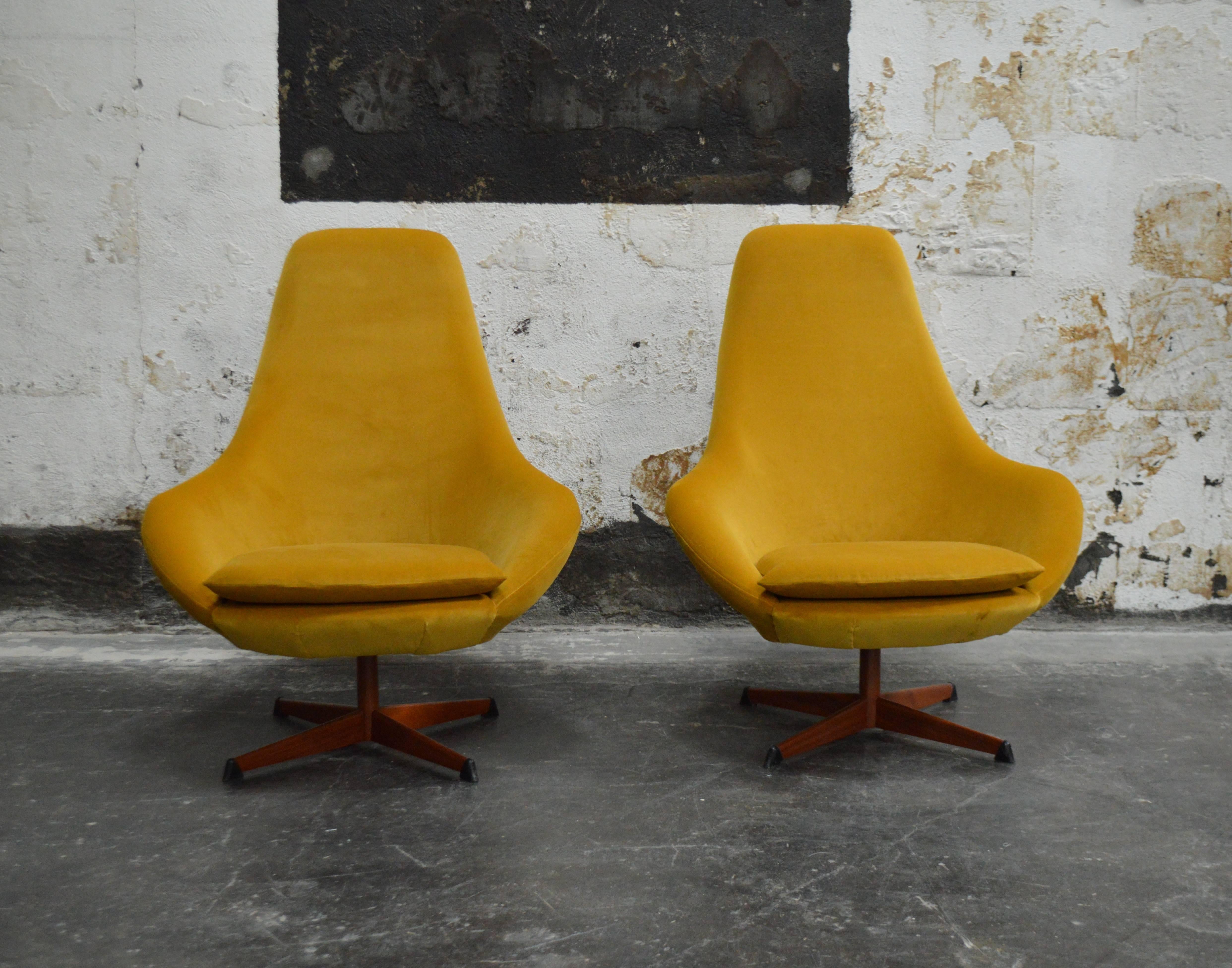 Pair of Midcentury Scandinavian Modern Swivel Chairs in Mustard Velvet In Excellent Condition In Atlanta, GA