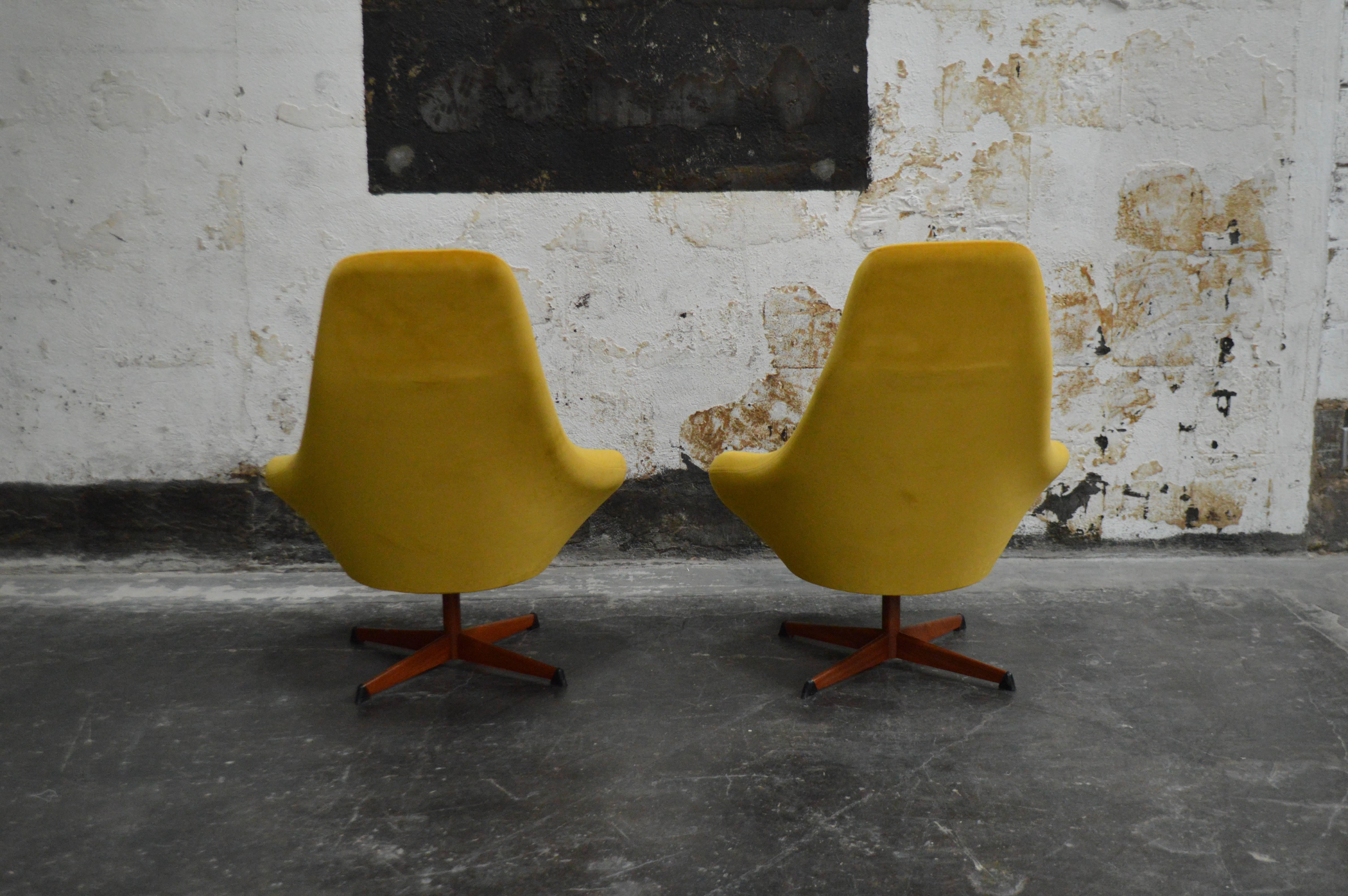 Mid-20th Century Pair of Midcentury Scandinavian Modern Swivel Chairs in Mustard Velvet