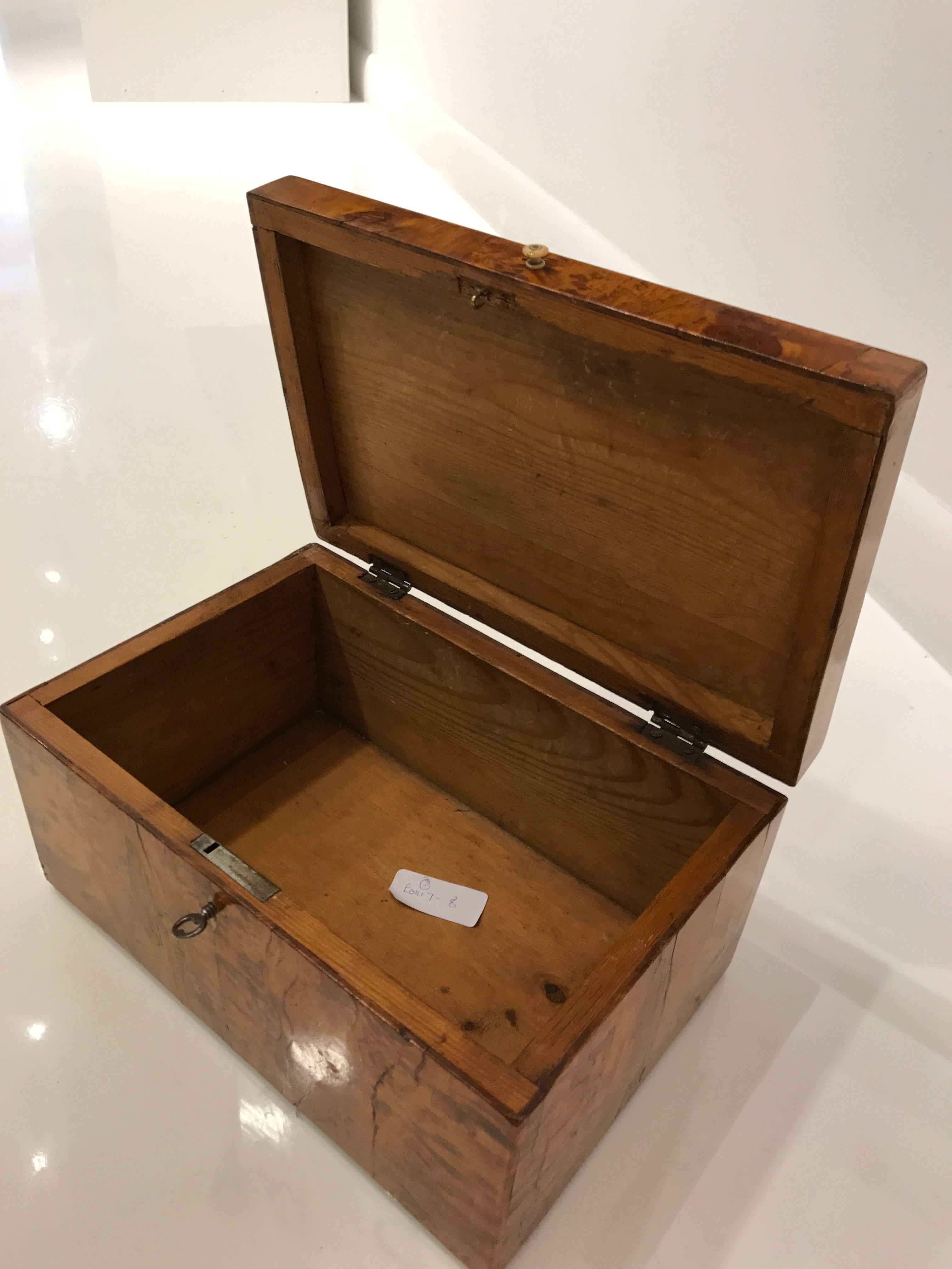 Three Swedish birch and alder root boxes, 19th century.

Measure: Large box 10 3/4in x 7in x 5 1/2in high
Medium box with drawer 7in high x 5 3/4in wide x 4 3/4in deep
Small box 5in wide x 3 1/2in deep x 2 1/2in high

Large box list price