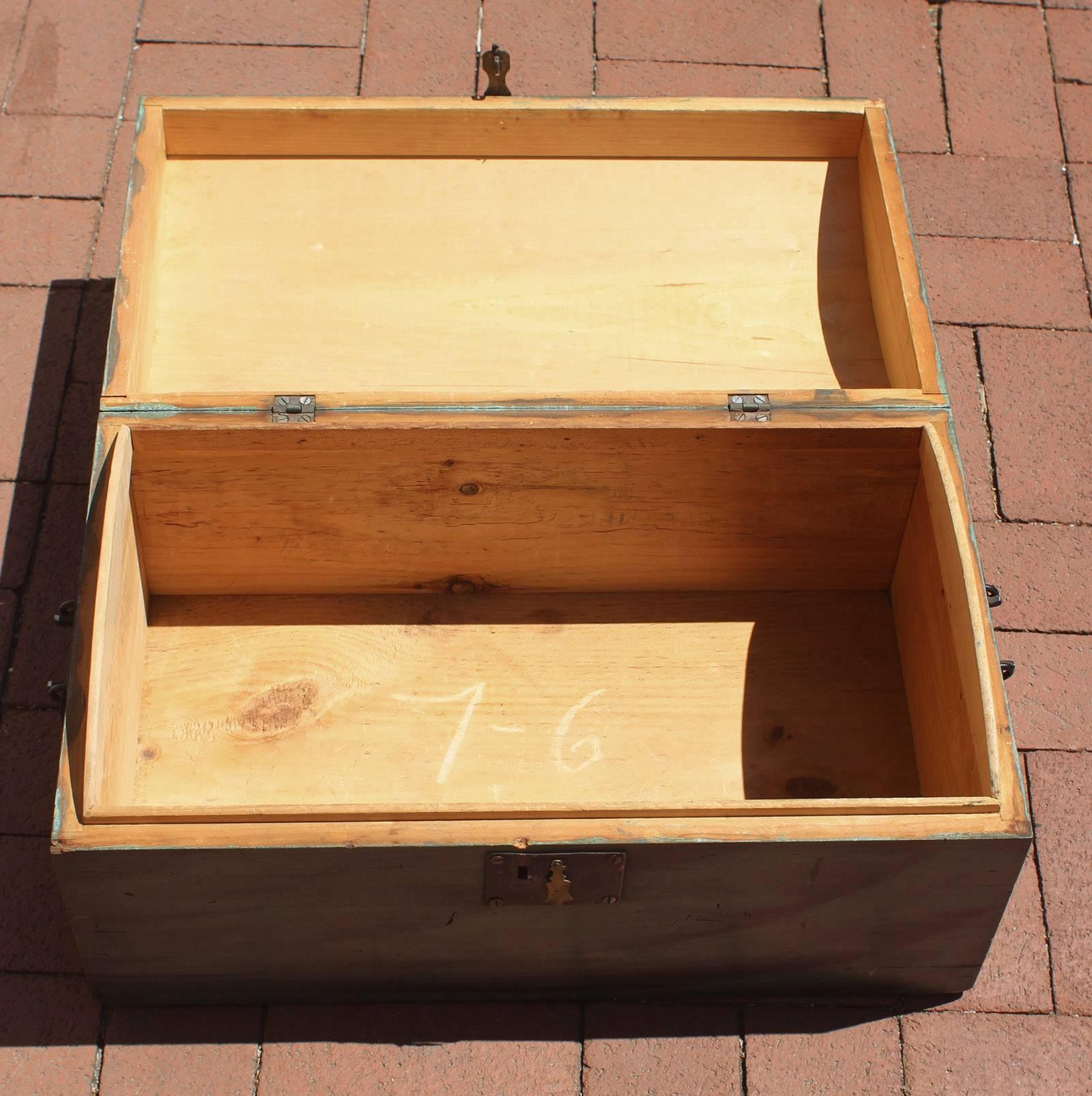 Early 20th Century American Paint Decorated Dome-Top Box in Rare Green Paint For Sale