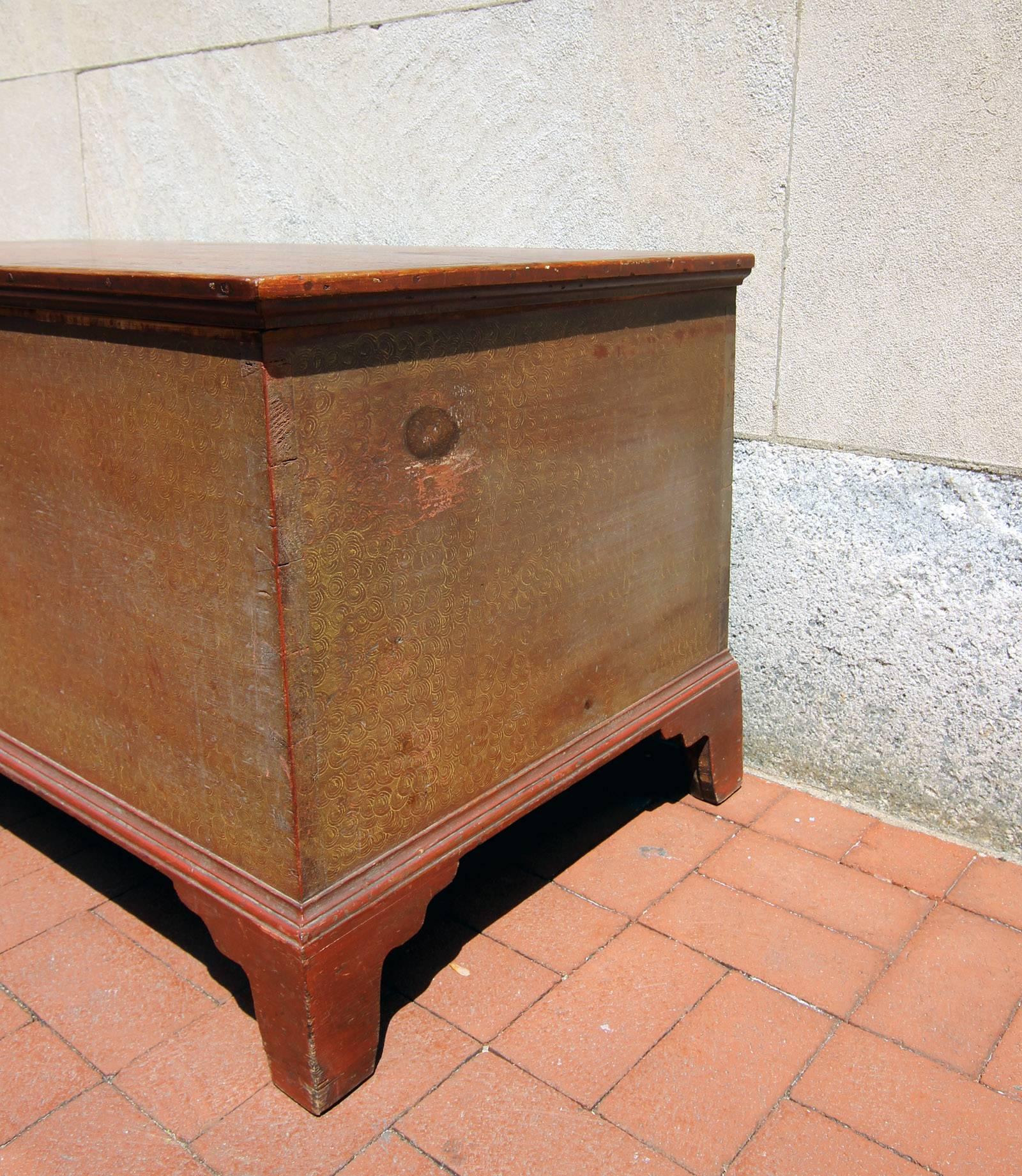 Paint Decorated Blanket Chest, American, circa 1825 In Excellent Condition For Sale In Philadelphia, PA