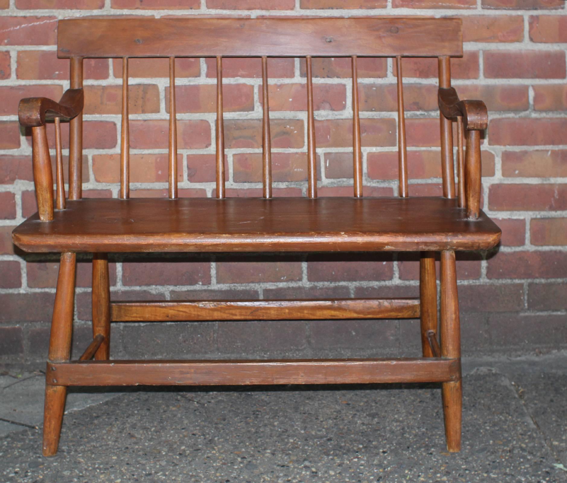 Two Seater Country Windsor Settee, American, 19th Century In Excellent Condition For Sale In Philadelphia, PA