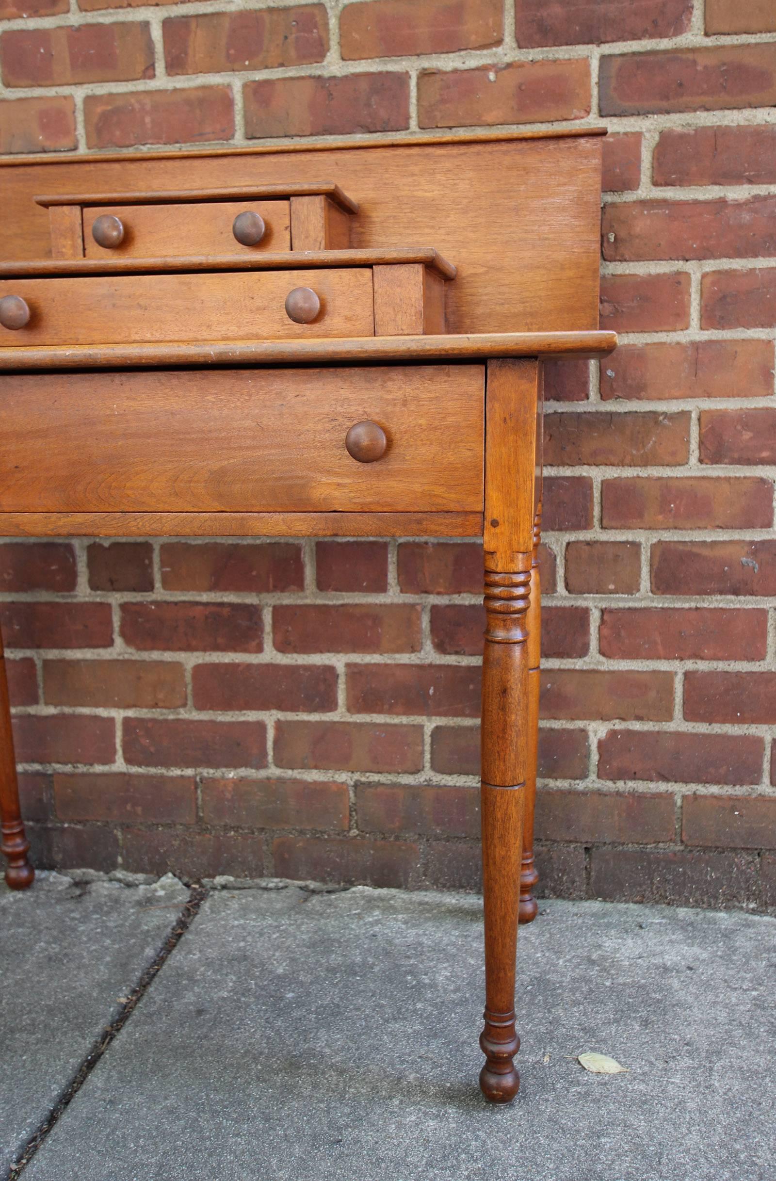 New England Walnut Side Table with Strong Square Backsplash, circa 1830 In Excellent Condition In Philadelphia, PA