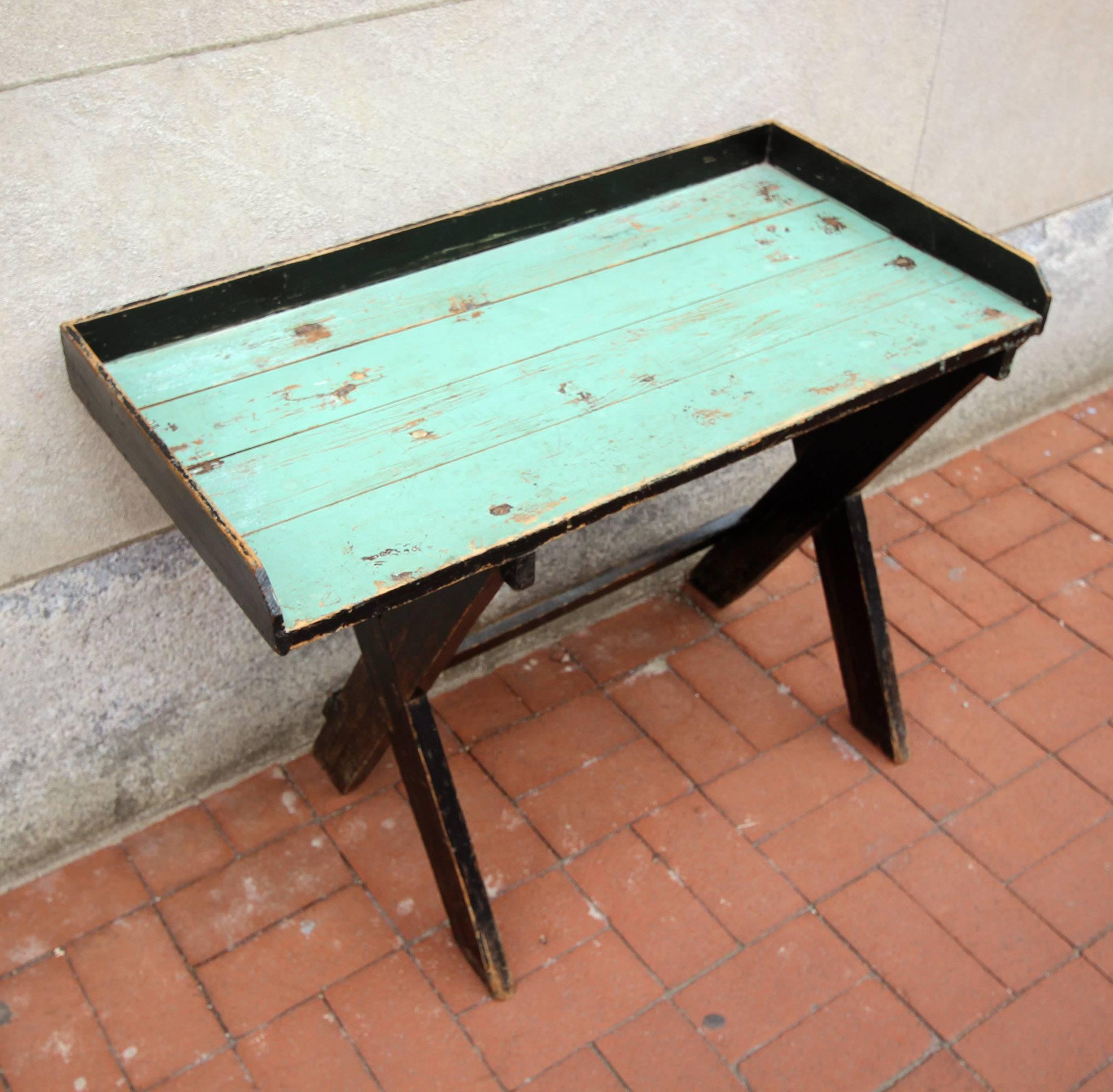 American Painted Sawbuck Table with Unusual Cantilevered Form In Good Condition In Philadelphia, PA