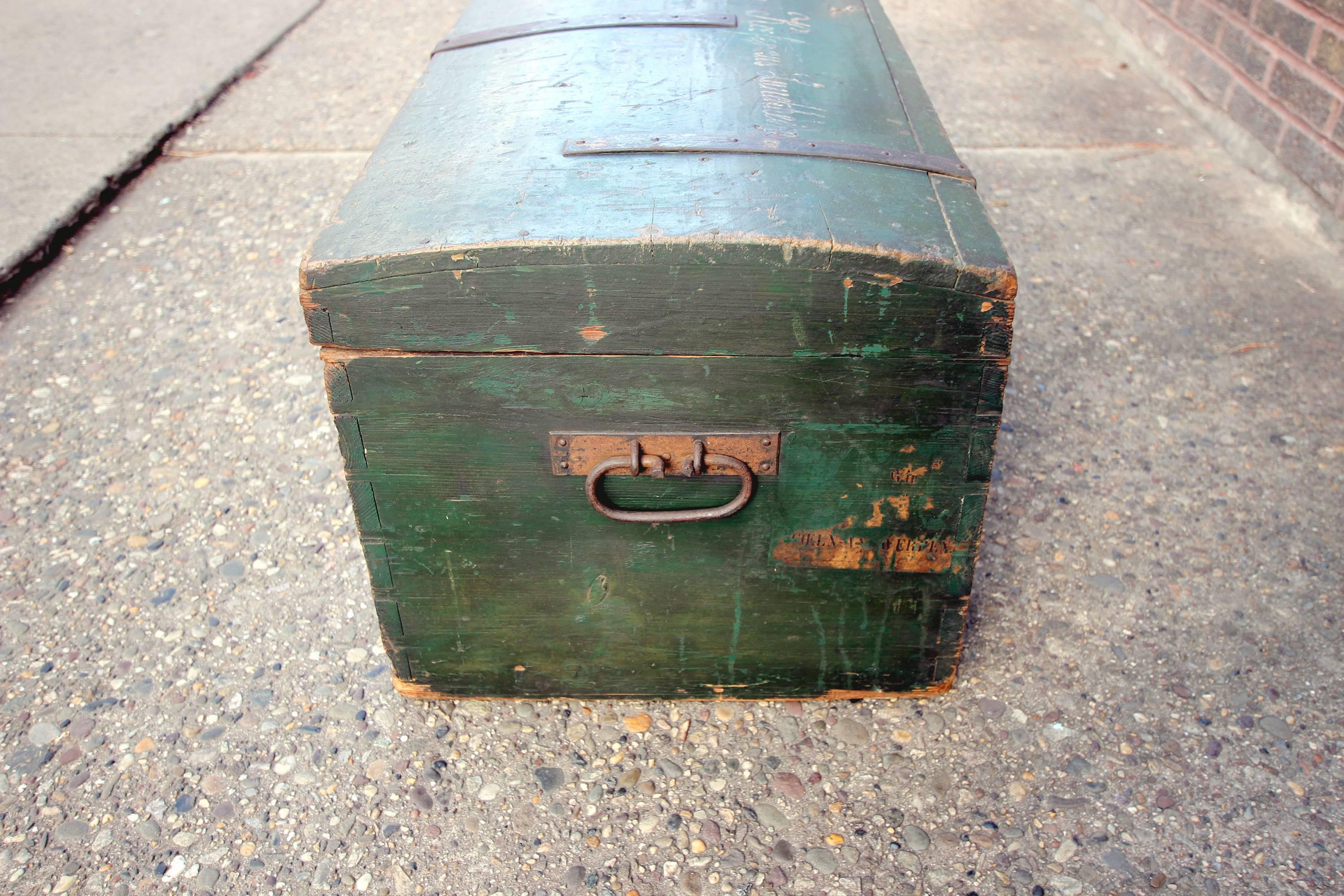 Painted Travel Trunk Naming Steamer Company, circa 1900 In Excellent Condition For Sale In Philadelphia, PA
