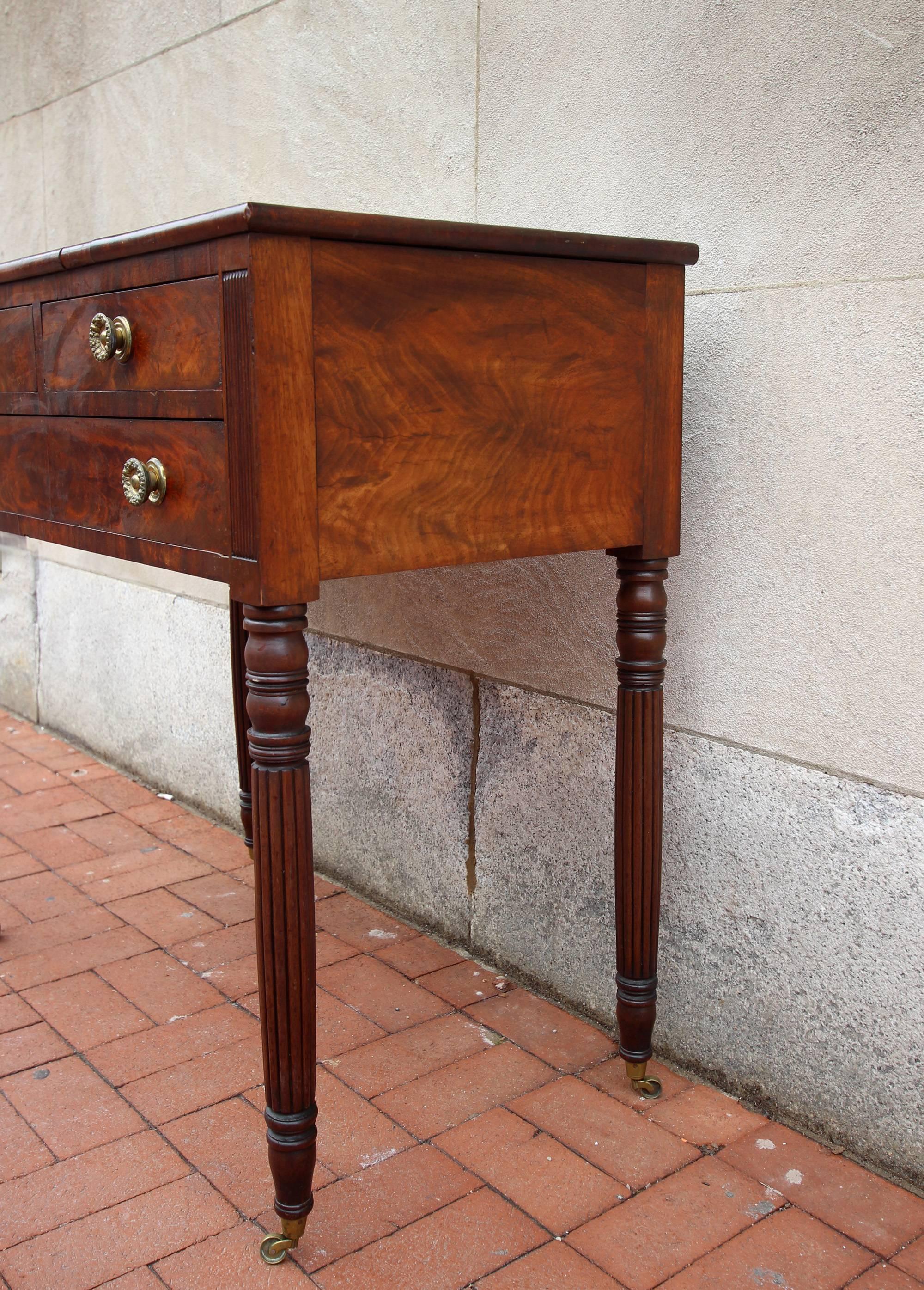 Classic Mahogany Server, Pennsylvania, circa 1825 In Excellent Condition In Philadelphia, PA