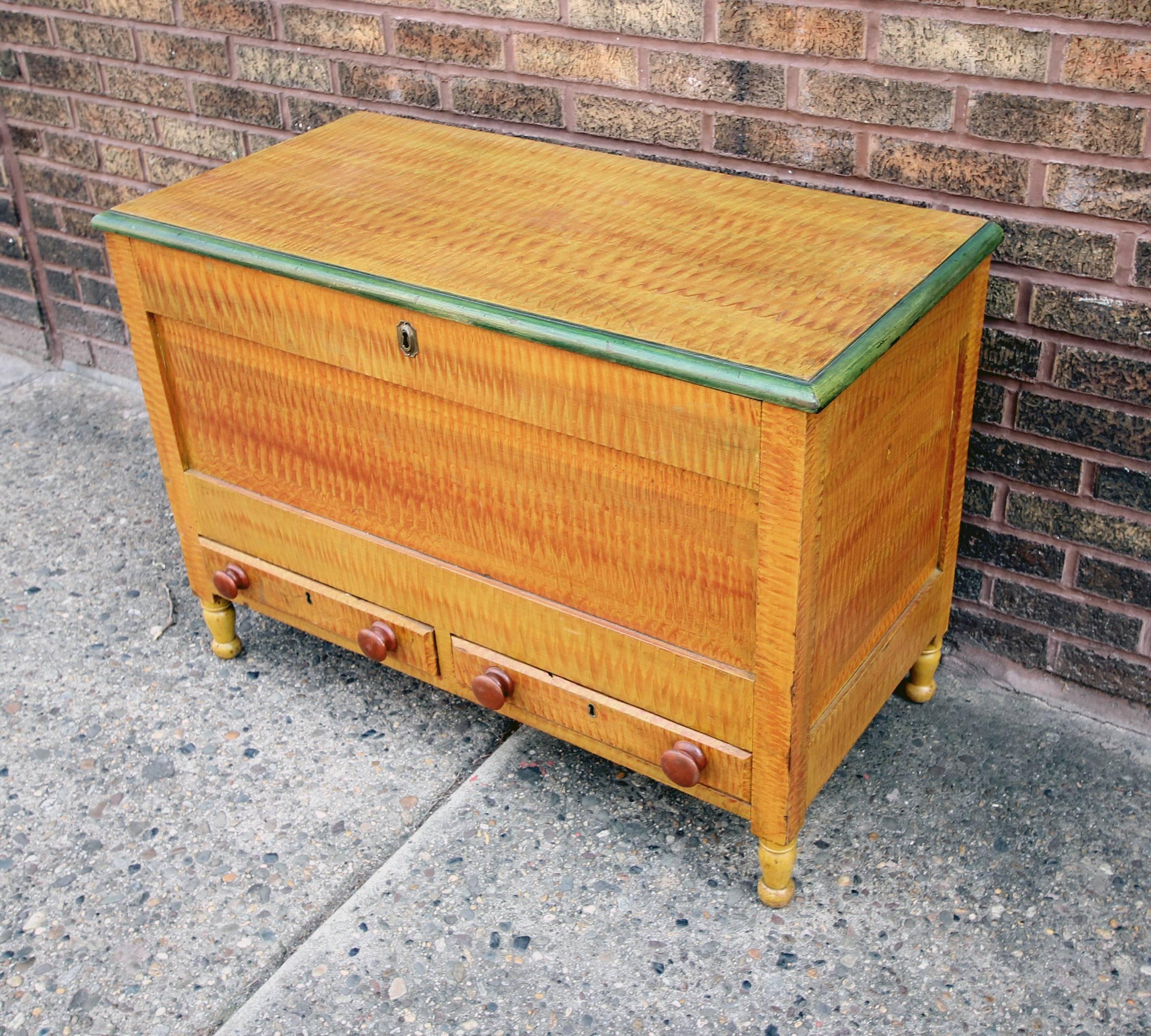 Excellent grain painted blanket chest with two dovetailed drawers, turned feet and green painted edge. Inside there's a till with a beautiful walnut lid. All original.