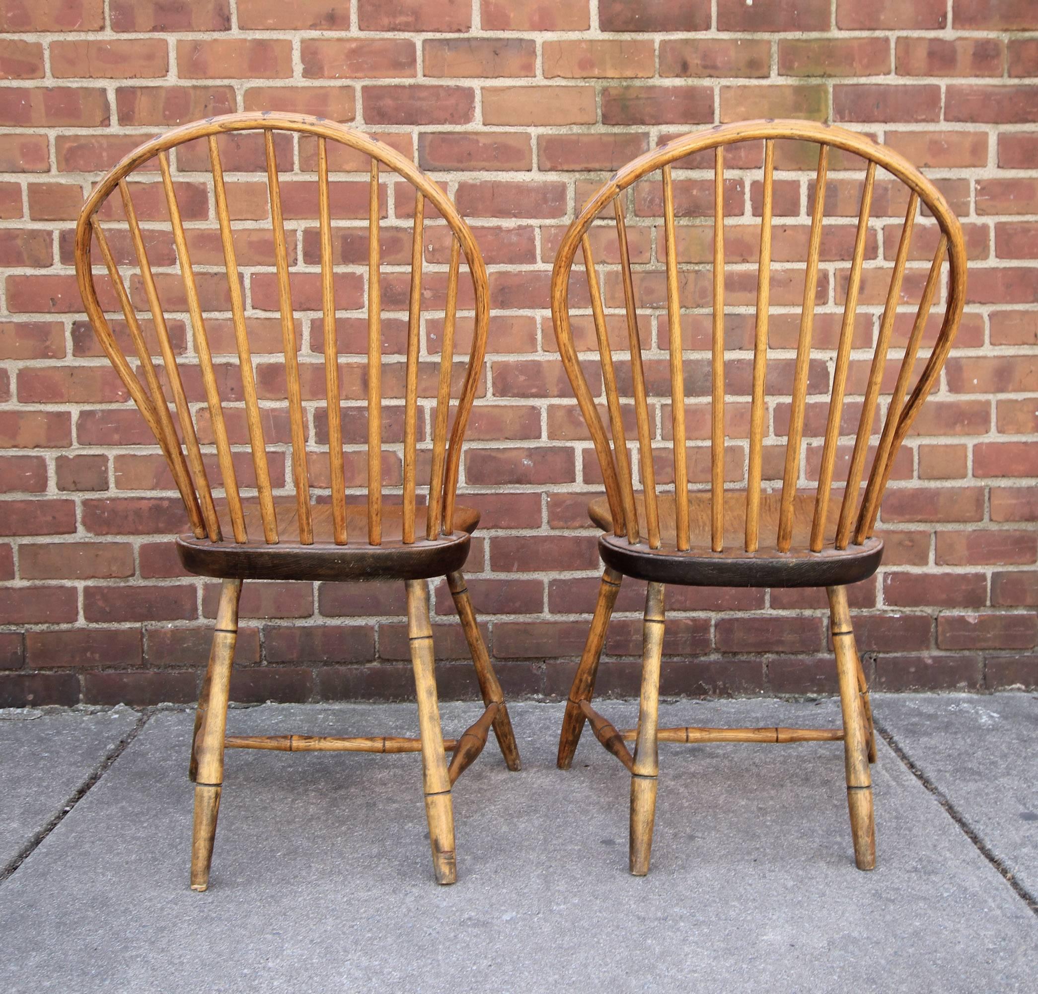 Pair of Bow-Back Windsor Chairs In Good Condition For Sale In Philadelphia, PA