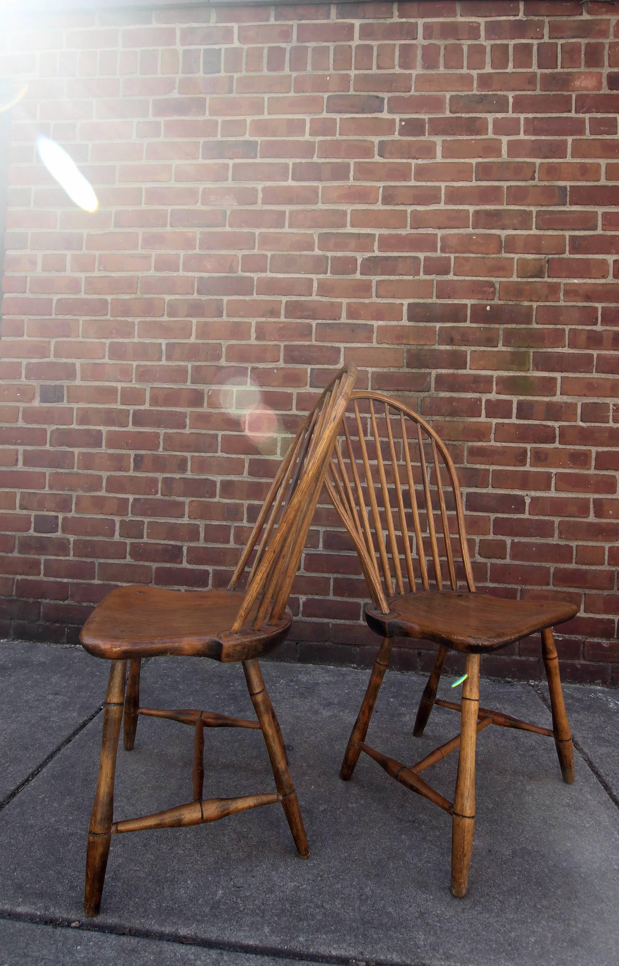 Early 19th Century Pair of Bow-Back Windsor Chairs For Sale