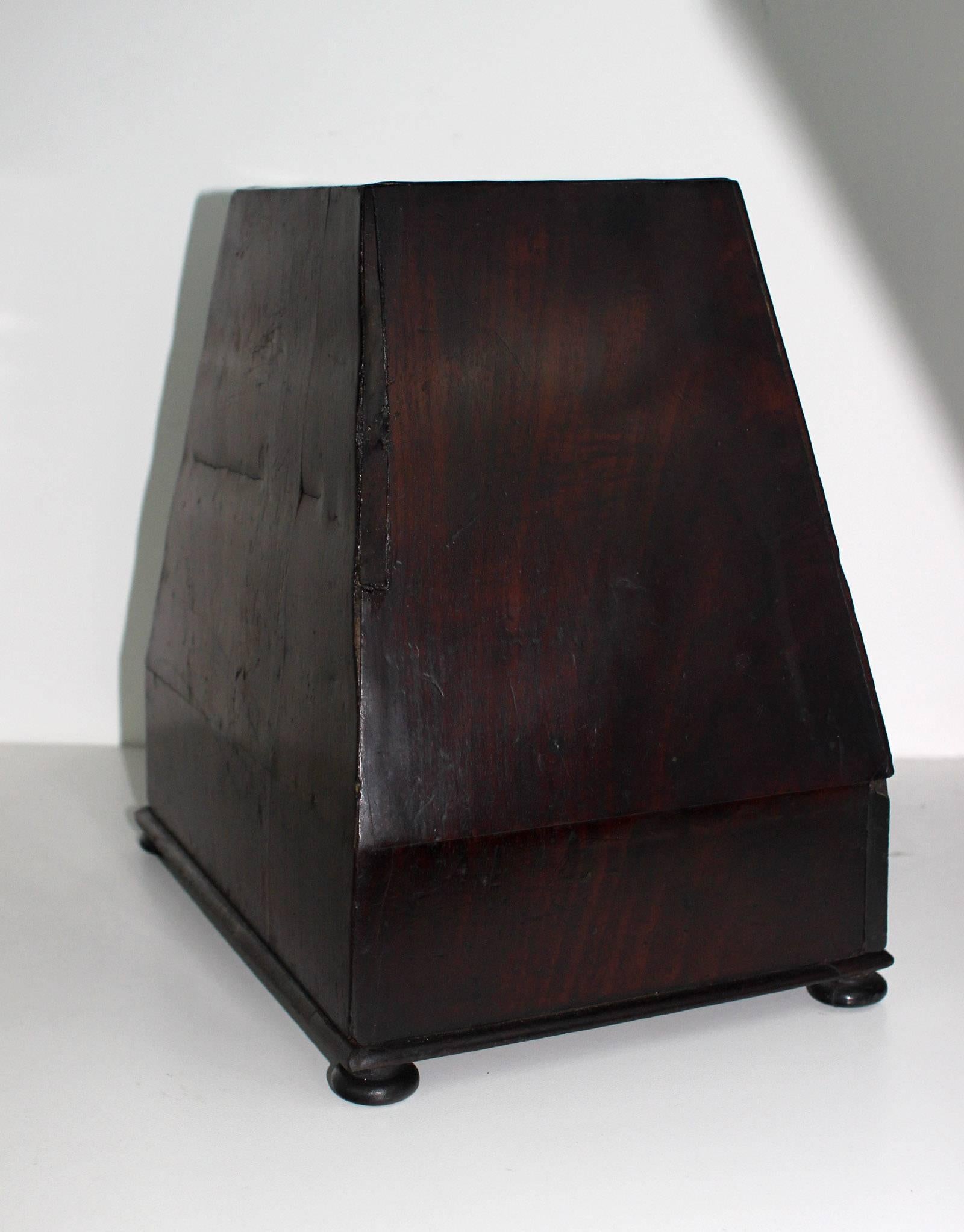 Unusual and Fine Desktop Letter Box, Mahogany, Early 19th Century In Excellent Condition For Sale In Philadelphia, PA
