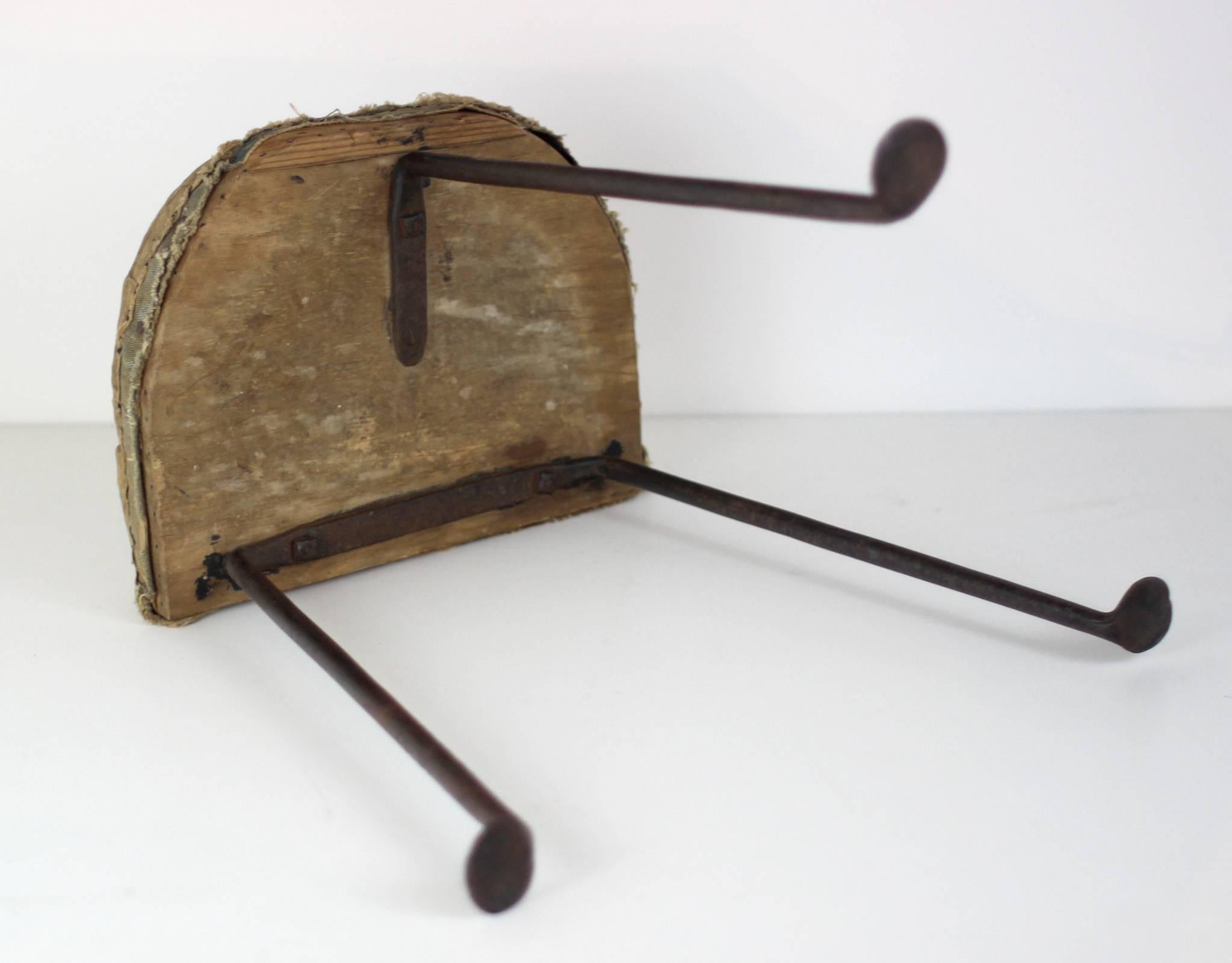 Penny Foot Tripod Stool, American, circa 1820 In Good Condition For Sale In Philadelphia, PA