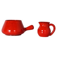 Charles Voltz Vallauris Keramikset: Krug & Casserole, typisch tiefgebrannte rote Glasur