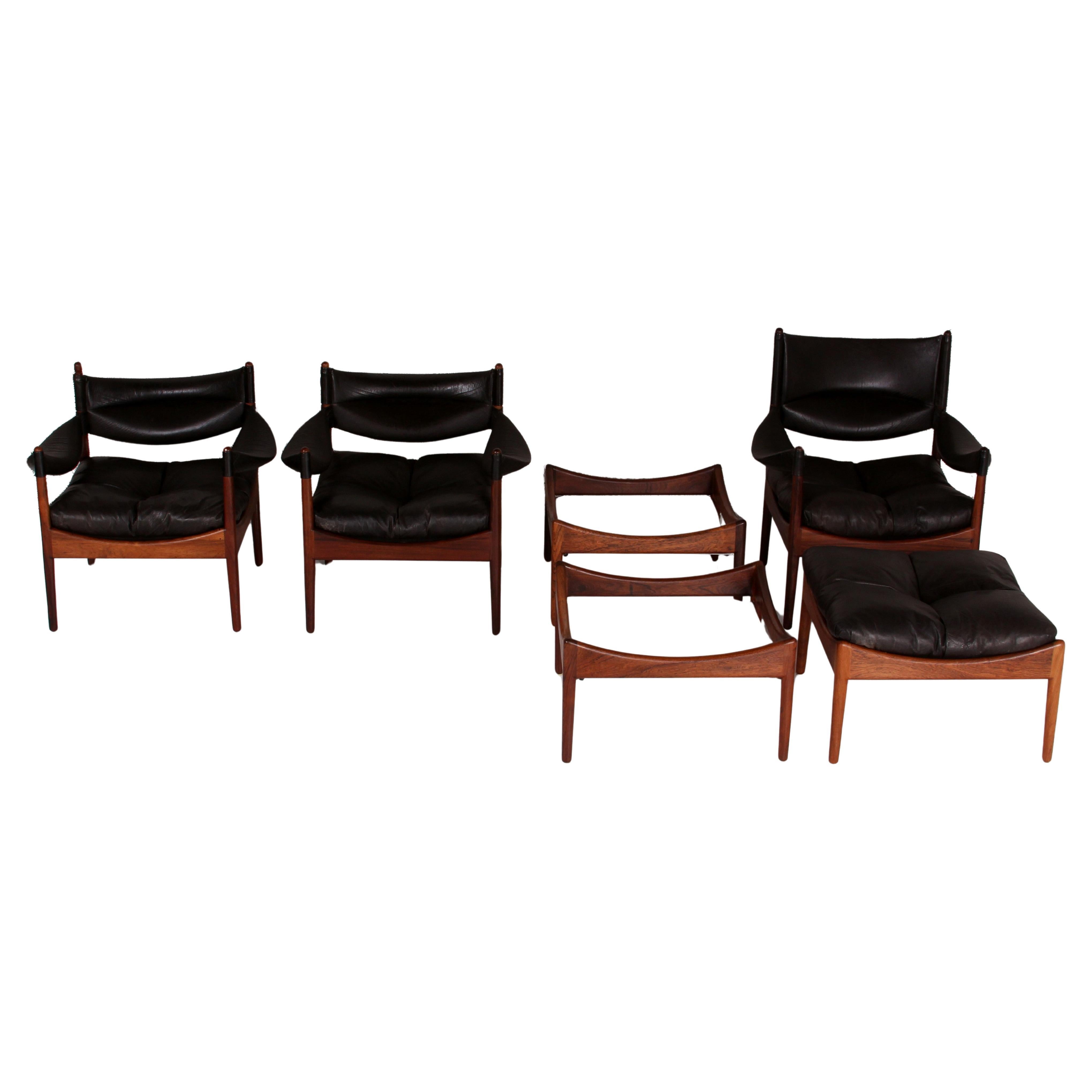 Cet ensemble a été conçu par Kristian Solmer Vedel pour la célèbre société Søren Willadsen Møbelfabrik au Danemark. 
Il est en excellent état d'origine. 
L'ensemble comprend deux fauteuils de salon, un fauteuil de salon à haut dossier et un tabouret