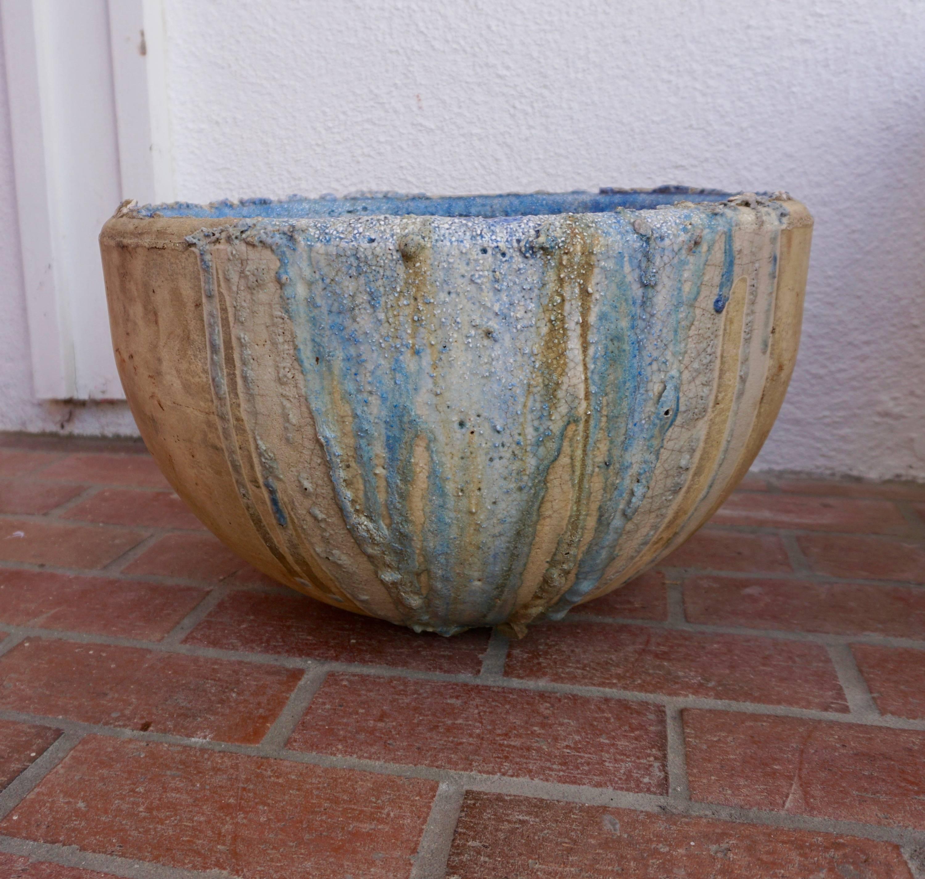 Ceramic vessel used to melt glass at very high temperatures. Enhanced by the crackling and the glass remnants and drippings. Can be used as a planter or decorative object, indoors or outdoors.
Multiple crucibles available.