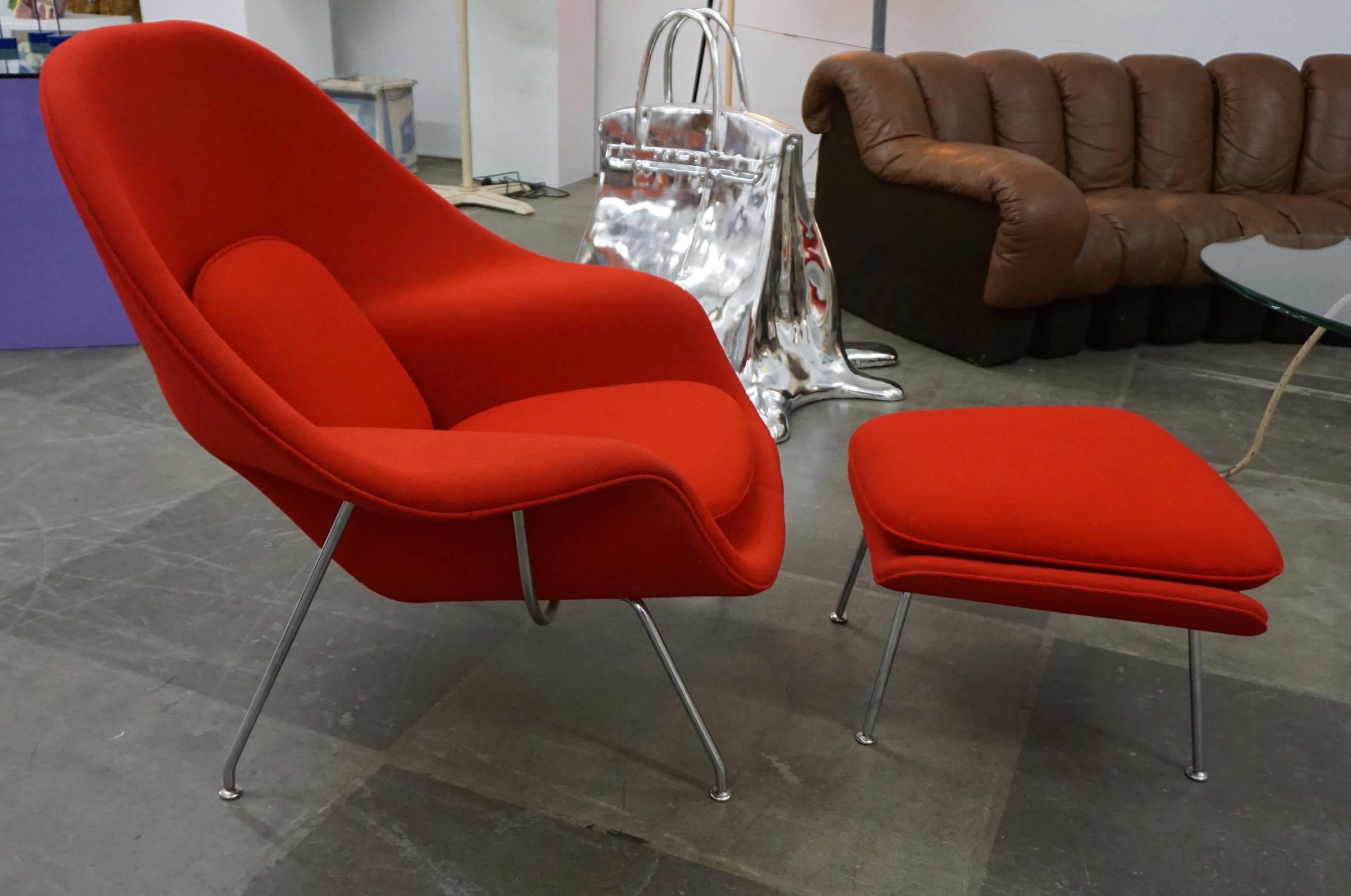 Designed by Saarinen for Knoll Intl. Upholstered in red wool Knoll fabric with chrome-plated legs.
Three available, purple, red and black.
