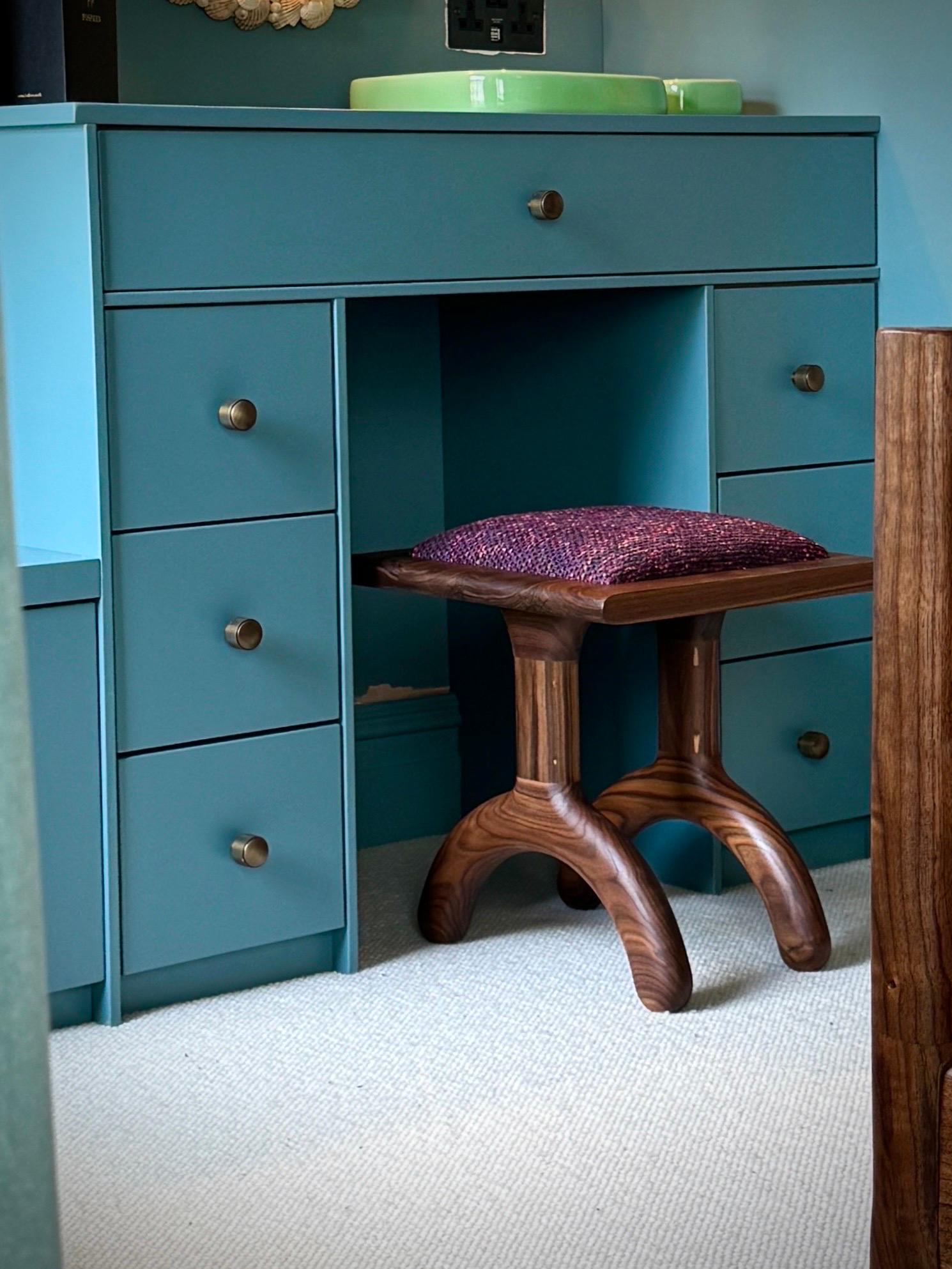 Tabouret Sunday en noyer et boucle violette Neuf - En vente à Plymouth, GB