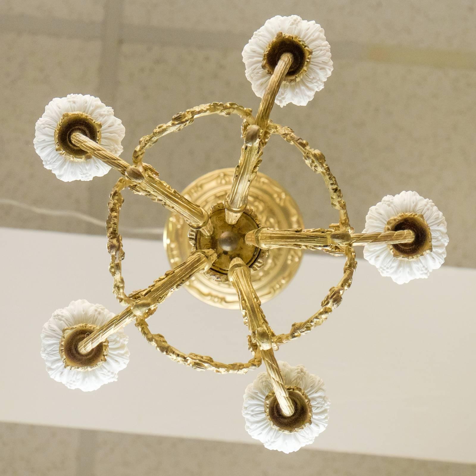 French 19th Century Gold-Leafed Chandelier with Porcelain Bobeches 1