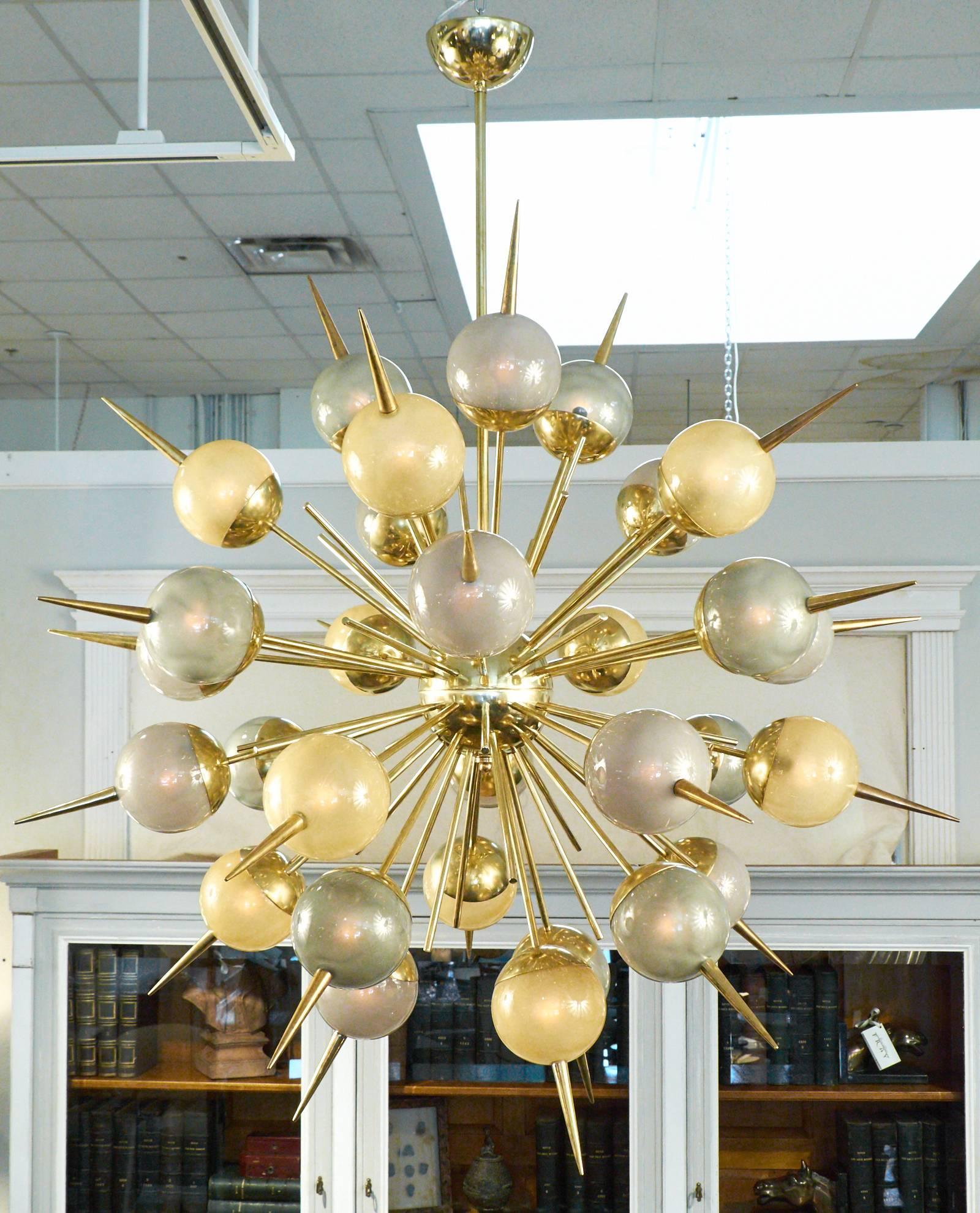 L'étonnant lustre de style Sputnik en verre de Murano et laiton avec un ensemble de 30 globes en verre de Murano doré, vert et violet sur des tiges en laiton massif. Chaque globe est éclairé de l'intérieur par une ampoule à culot candélabre. Rewired