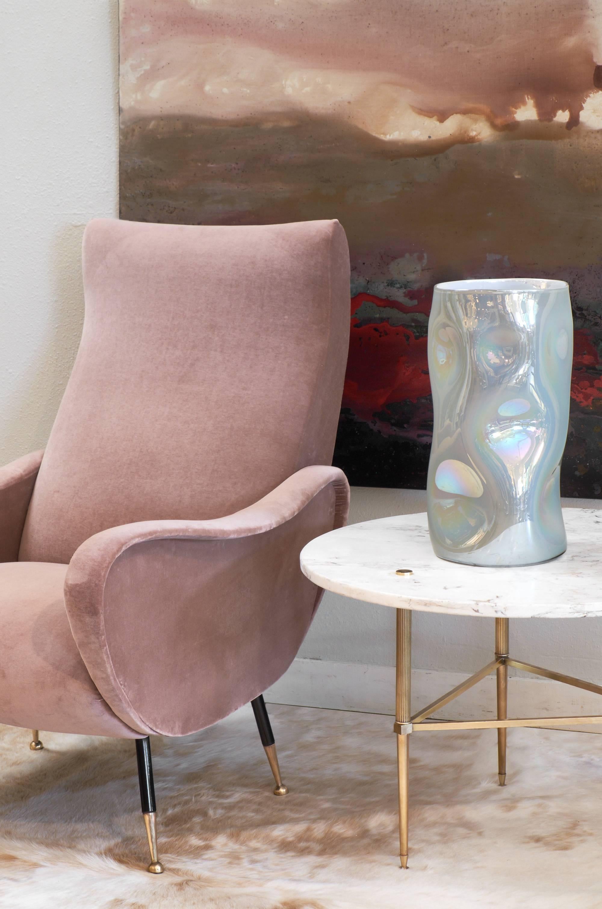 Vases italiens en verre de Murano soufflé à la main, avec intérieur blanc et extérieur en miroir irisé. Nous restons captivés par les formes et les couleurs organiques, sculpturales et vibrantes 