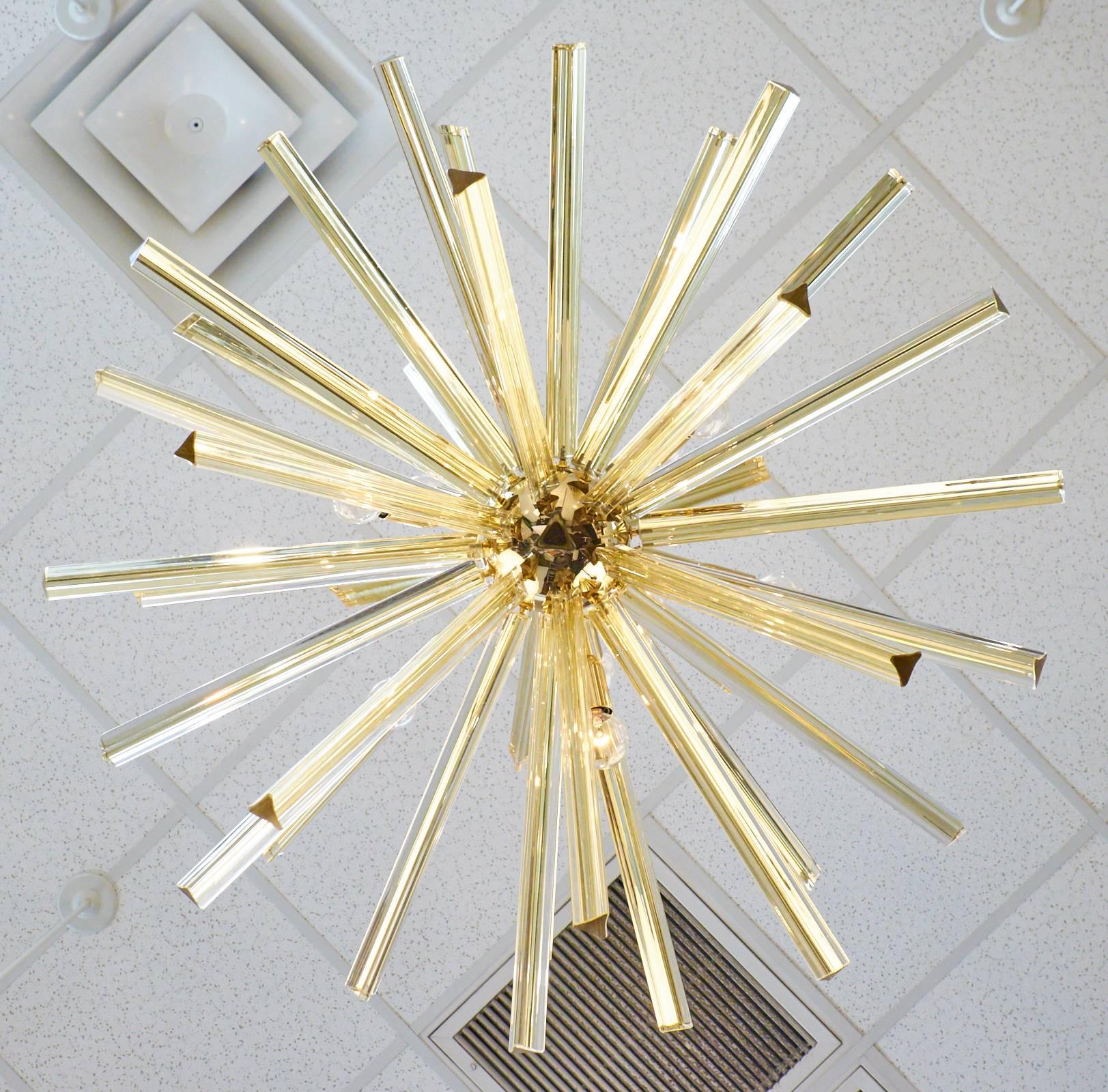 Lustre Spoutnik en verre de Murano ambré « Triedri » par A.Don Excellent état - En vente à Austin, TX