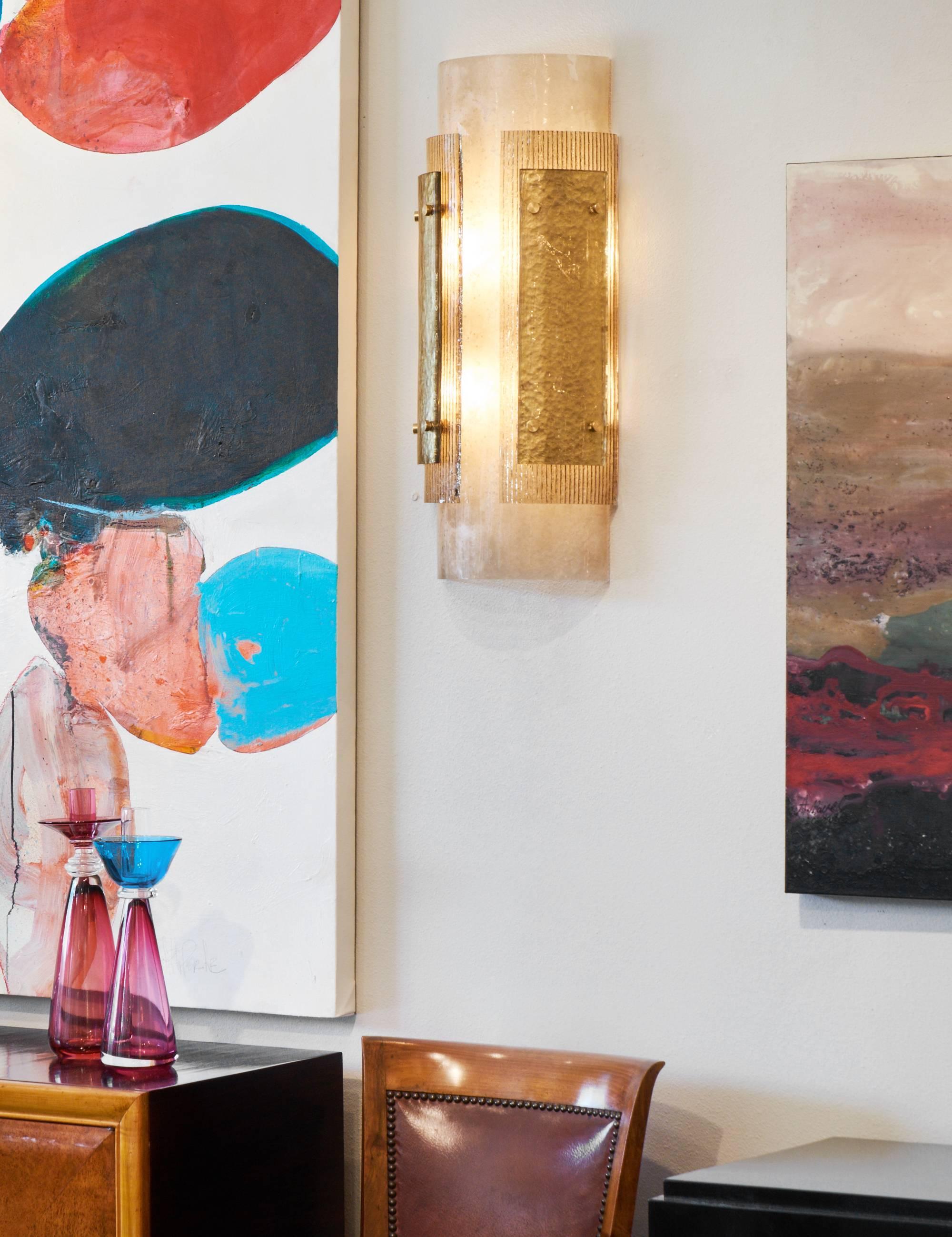Hervorragendes Paar Murano-Wandleuchten im Art-Déco-Stil. Drei dicke Glasblätter (geräuchert, geriffelt und blattvergoldet) überlagern sich auf einer massiven Messingstruktur, um eine sehr stilvolle dekorative Wirkung zu erzielen. Jede Leuchte kann