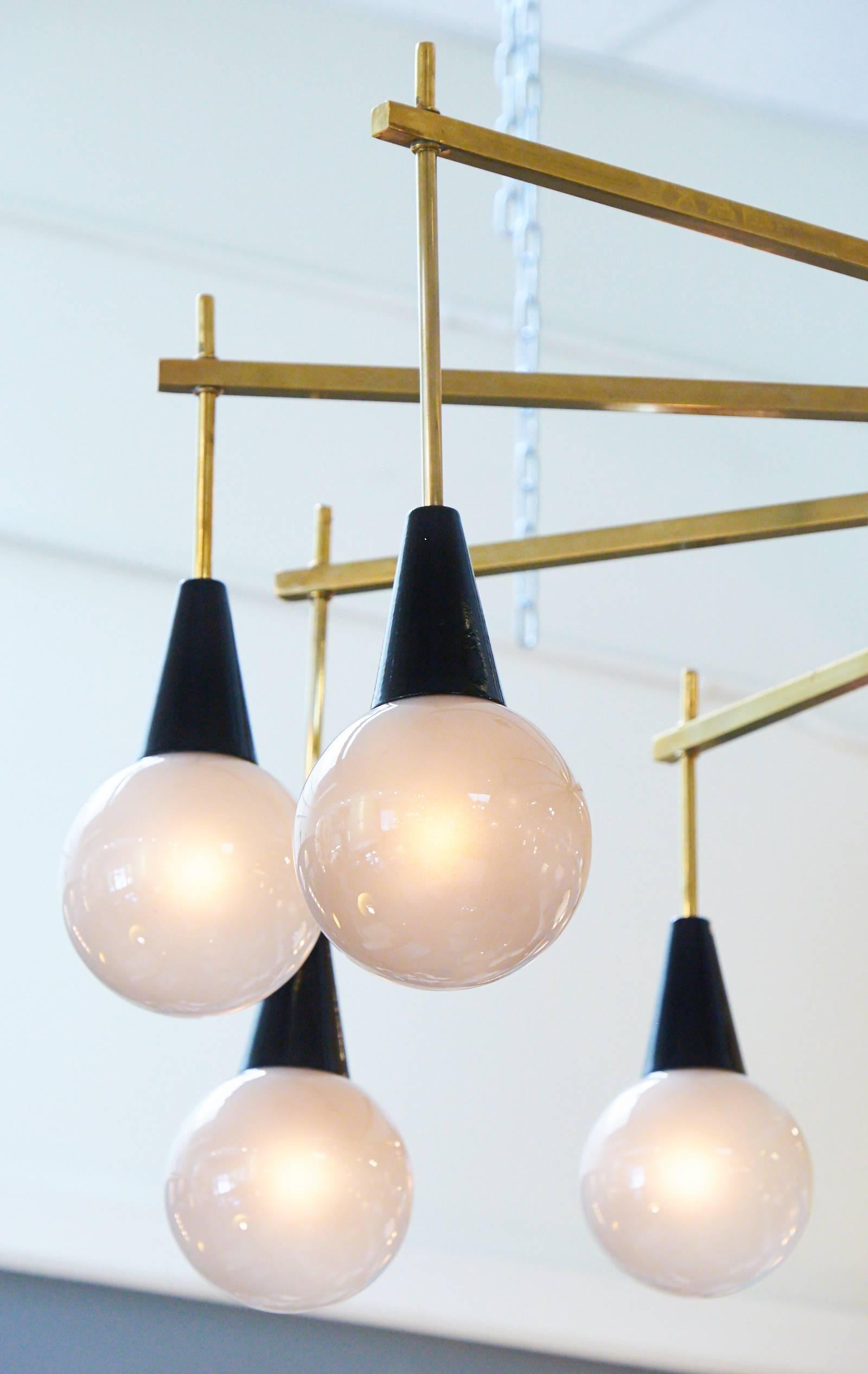 Mid-Century Modern Brass and Murano Glass Chandelier In Excellent Condition For Sale In Austin, TX
