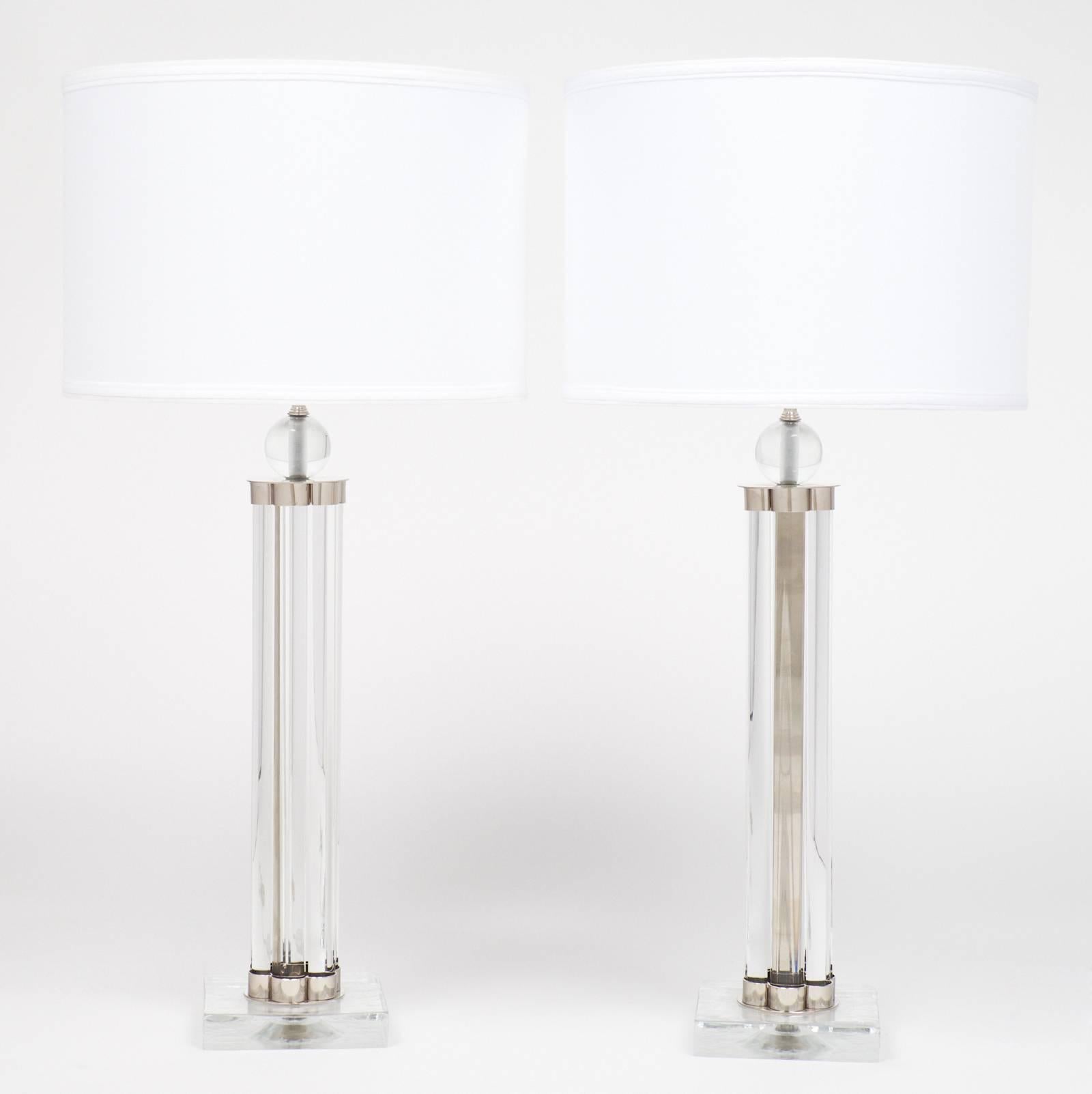 Paire de lampes de table modernistes italiennes. Sphères, tubes et bases de dalles en verre de Murano transparent, avec raccords chromés. Recâblé pour les États-Unis avec des interrupteurs à trois voies. Un design sophistiqué avec la superbe qualité