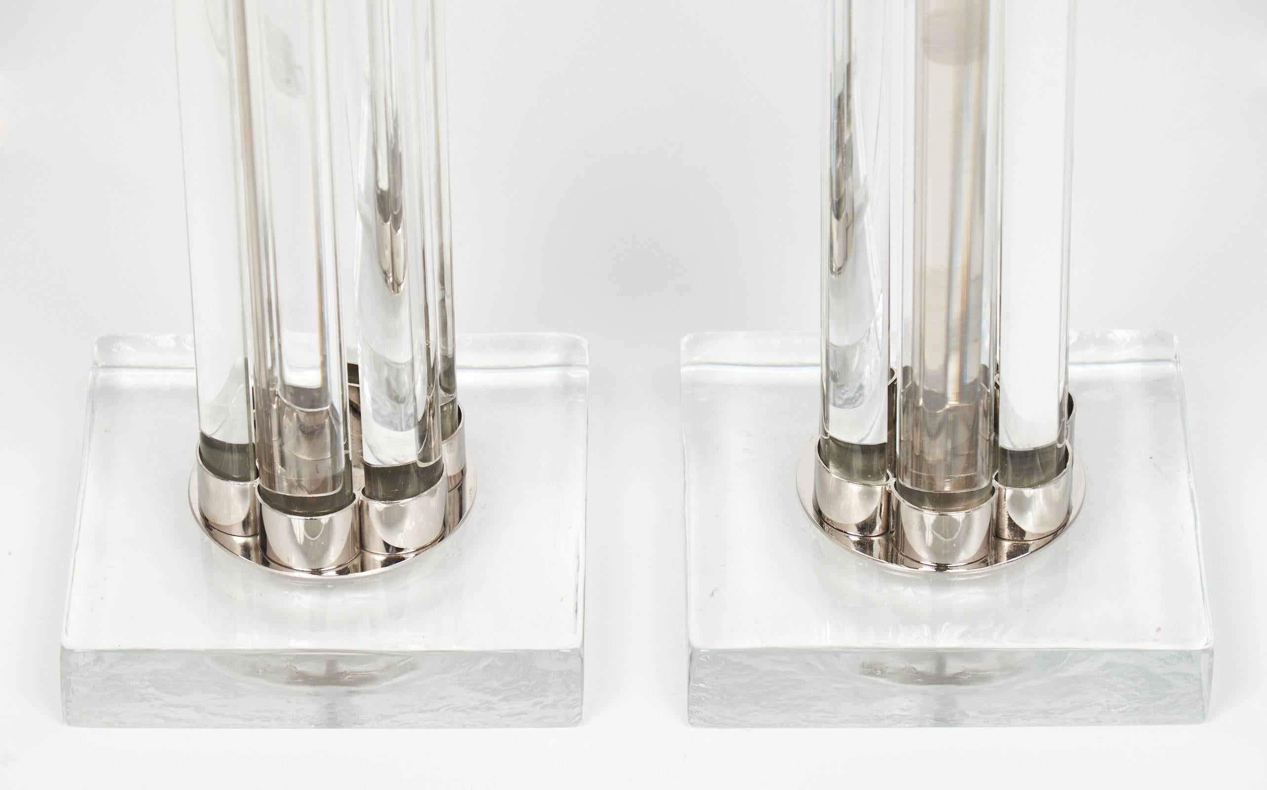 Paire de lampes de table modernistes en verre de Murano avec tube et chrome en vente 1