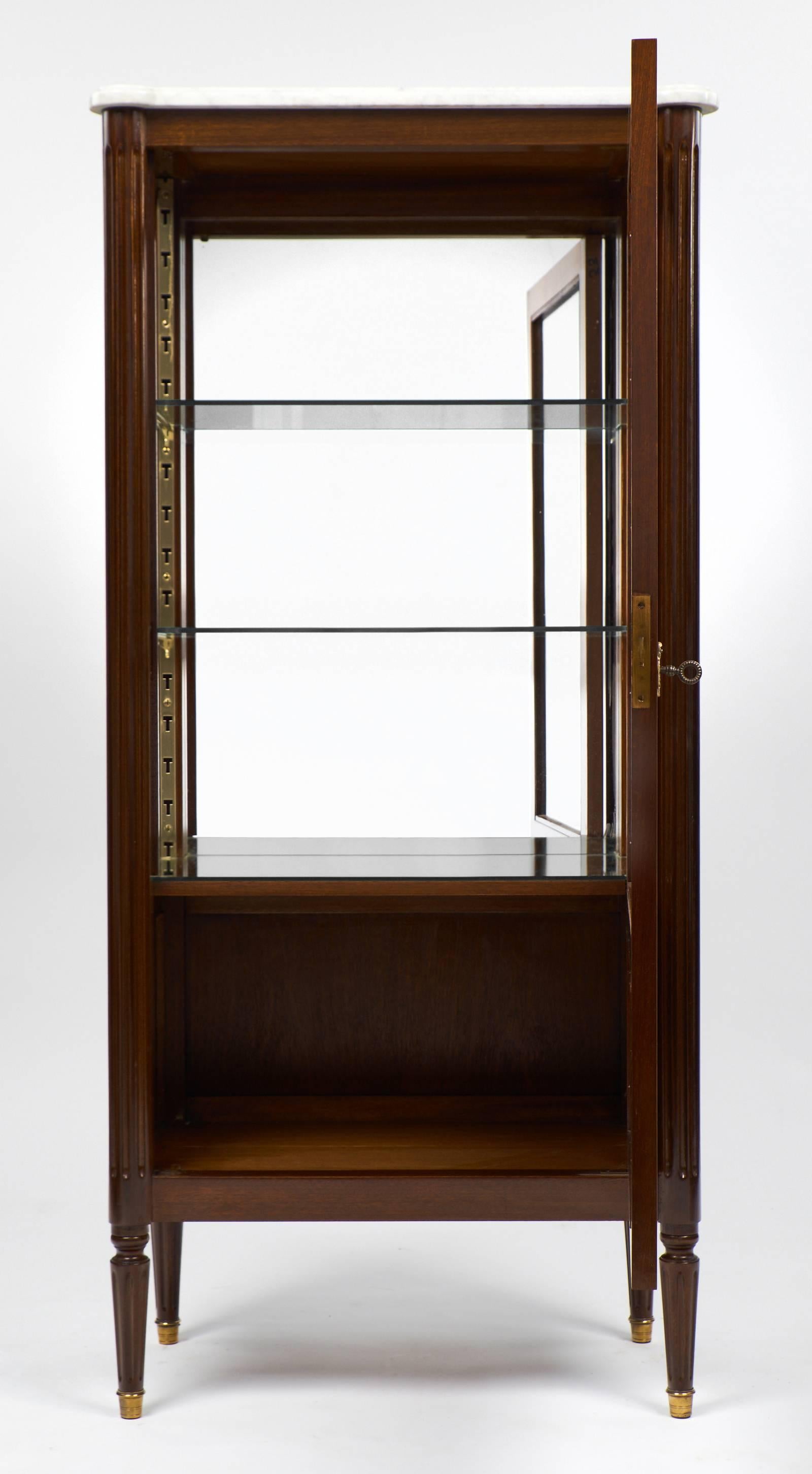 French Louis XVI vitrine of mahogany, gilt brass trims, mirrored back, glass single door and sides. An elegant solution for your favourite collection anywhere in the house because of its great size.