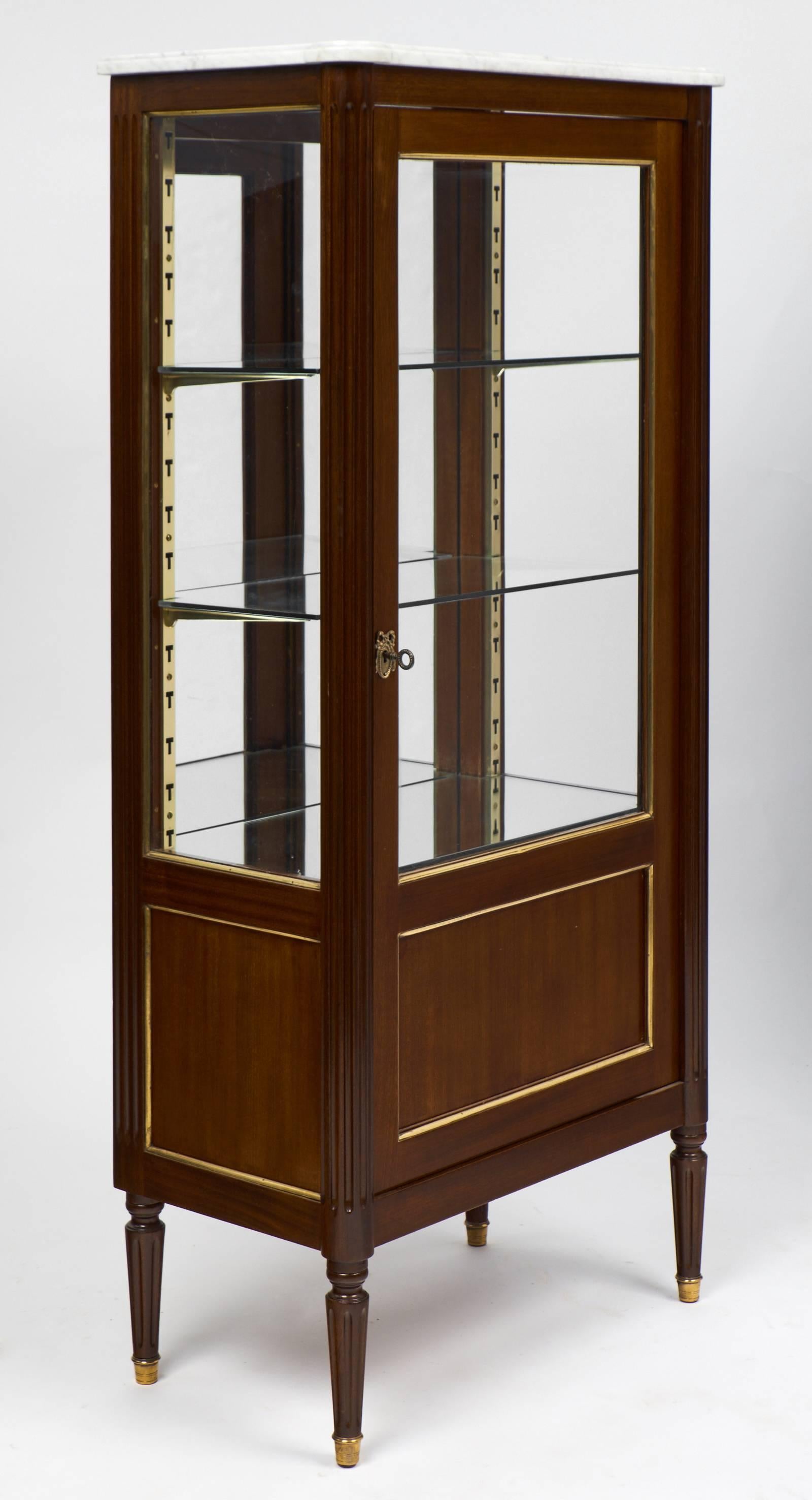 French Mahogany Louis XVI Vitrine In Excellent Condition In Austin, TX
