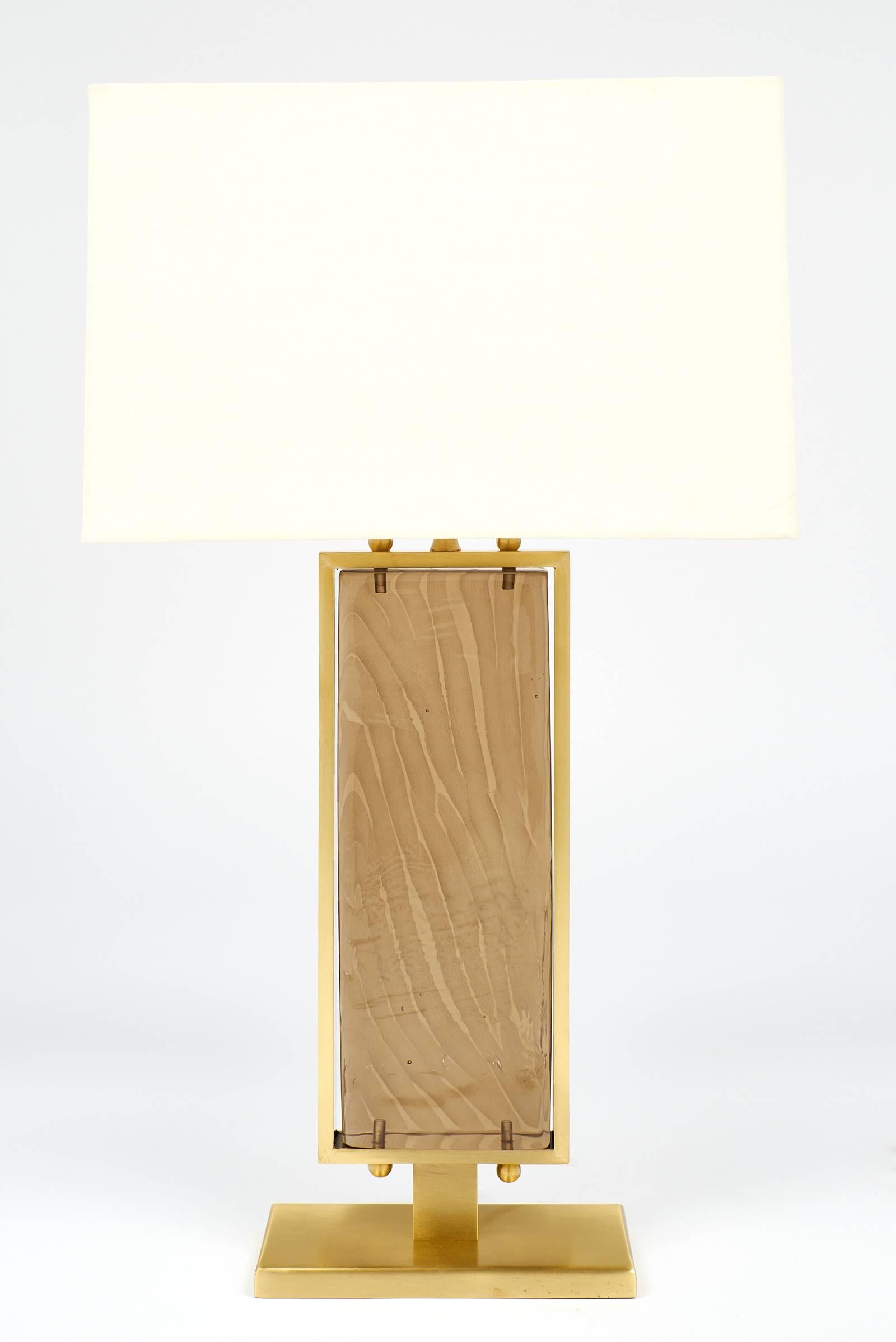 Paar Tischlampen aus Messing und bernsteinfarbenem Muranoglas (Moderne der Mitte des Jahrhunderts) im Angebot