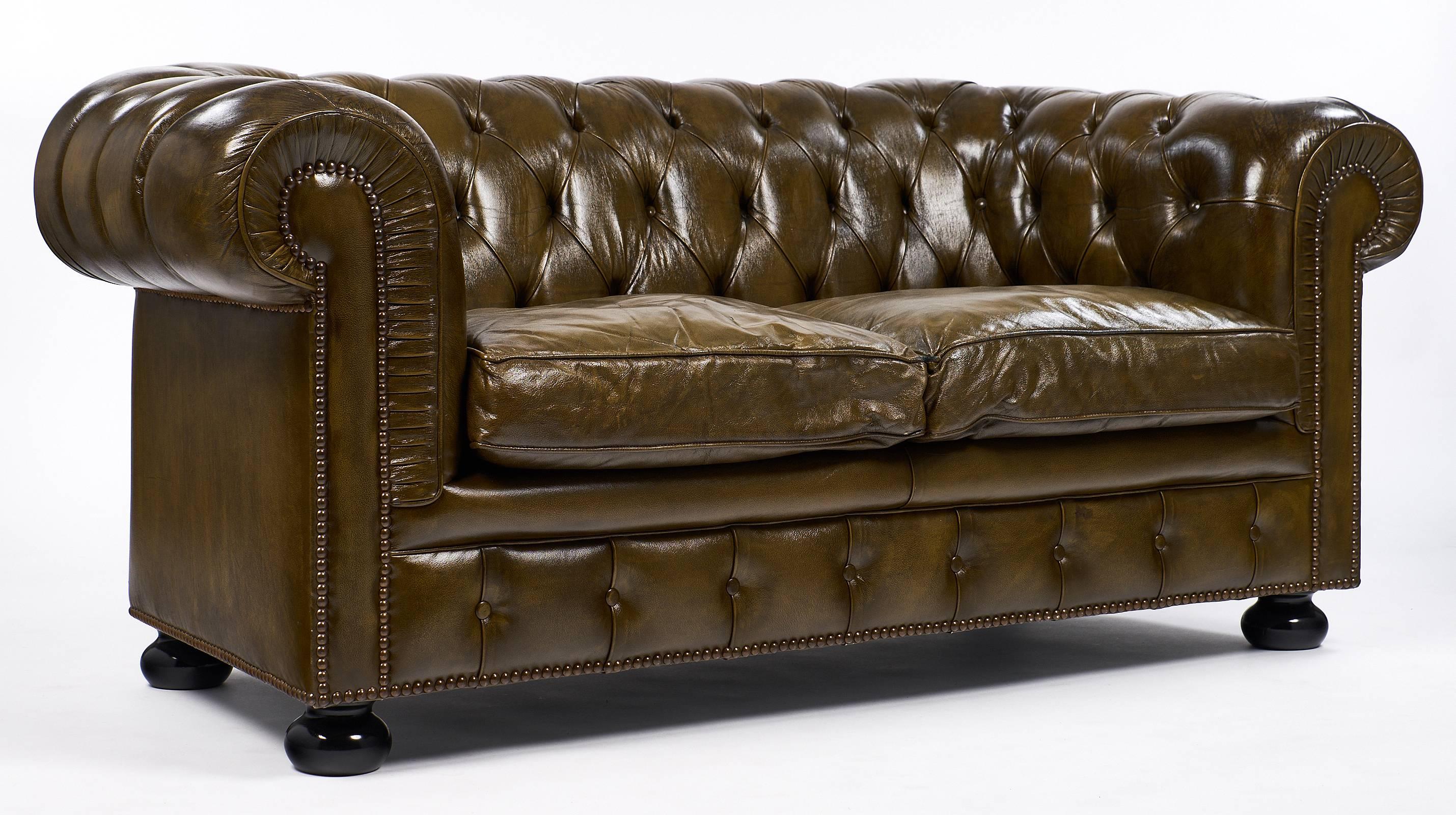 English Vintage Chesterfield Leather Sofa In Excellent Condition In Austin, TX