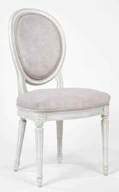 Chaises anciennes à dossier médaillon de style Louis XVI français