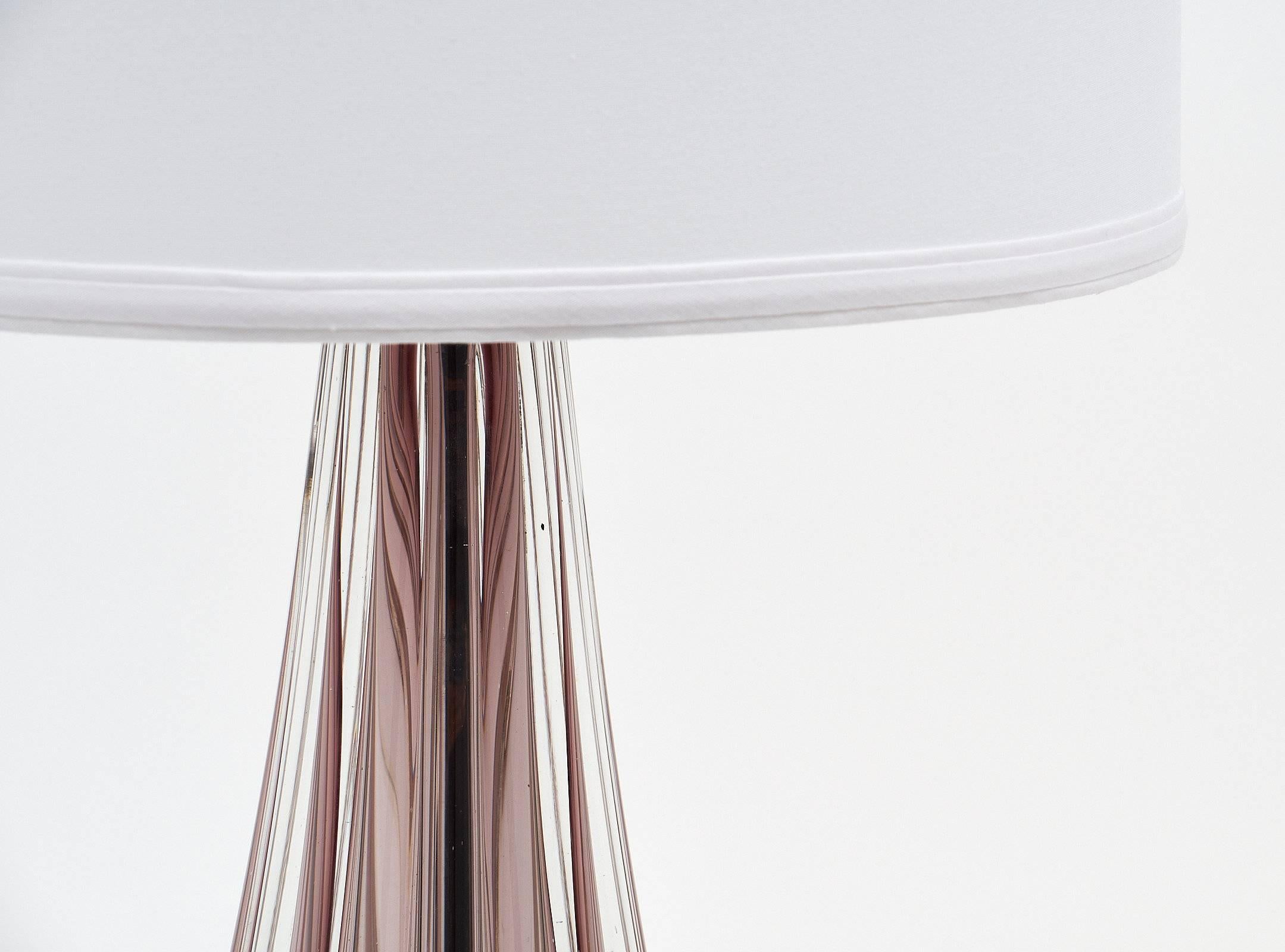 Ein Paar Murano Tischlampen aus amethystfarbenem Glas, mundgeblasen in Italien. Ein atemberaubendes Lampenpaar. Das Glas ist ein brillanter, schöner Amethyst, der in jedem Raum einen eleganten Glanz erzeugt. Jede Leuchte benötigt eine Glühbirne mit