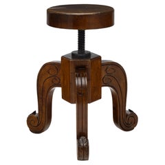 Antique French Nussbaumhocker, handgeschnitzt, höhenverstellbar, 1900