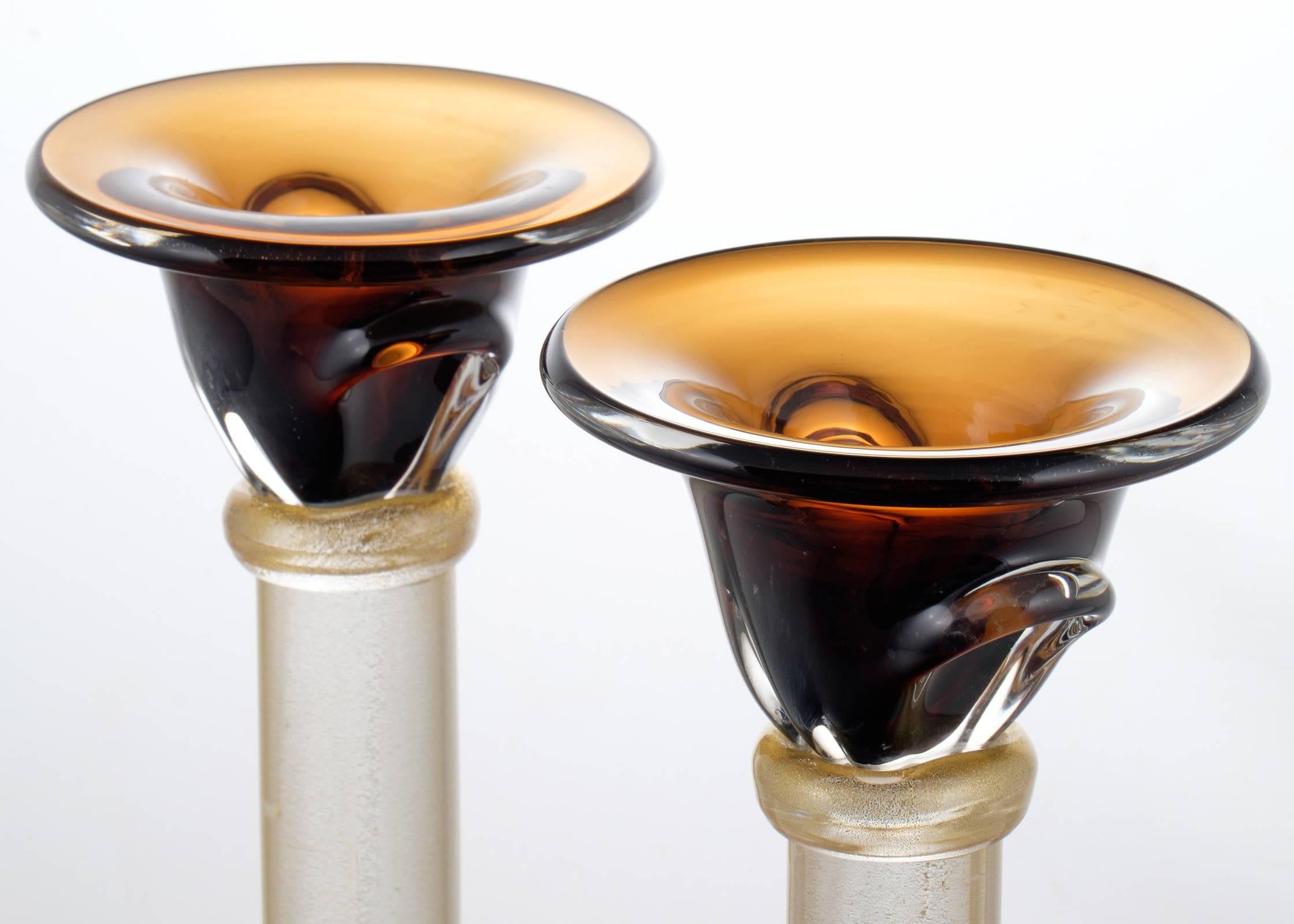20ième siècle Paire de bougeoirs en verre de Murano ambré et « Avventurina » en vente